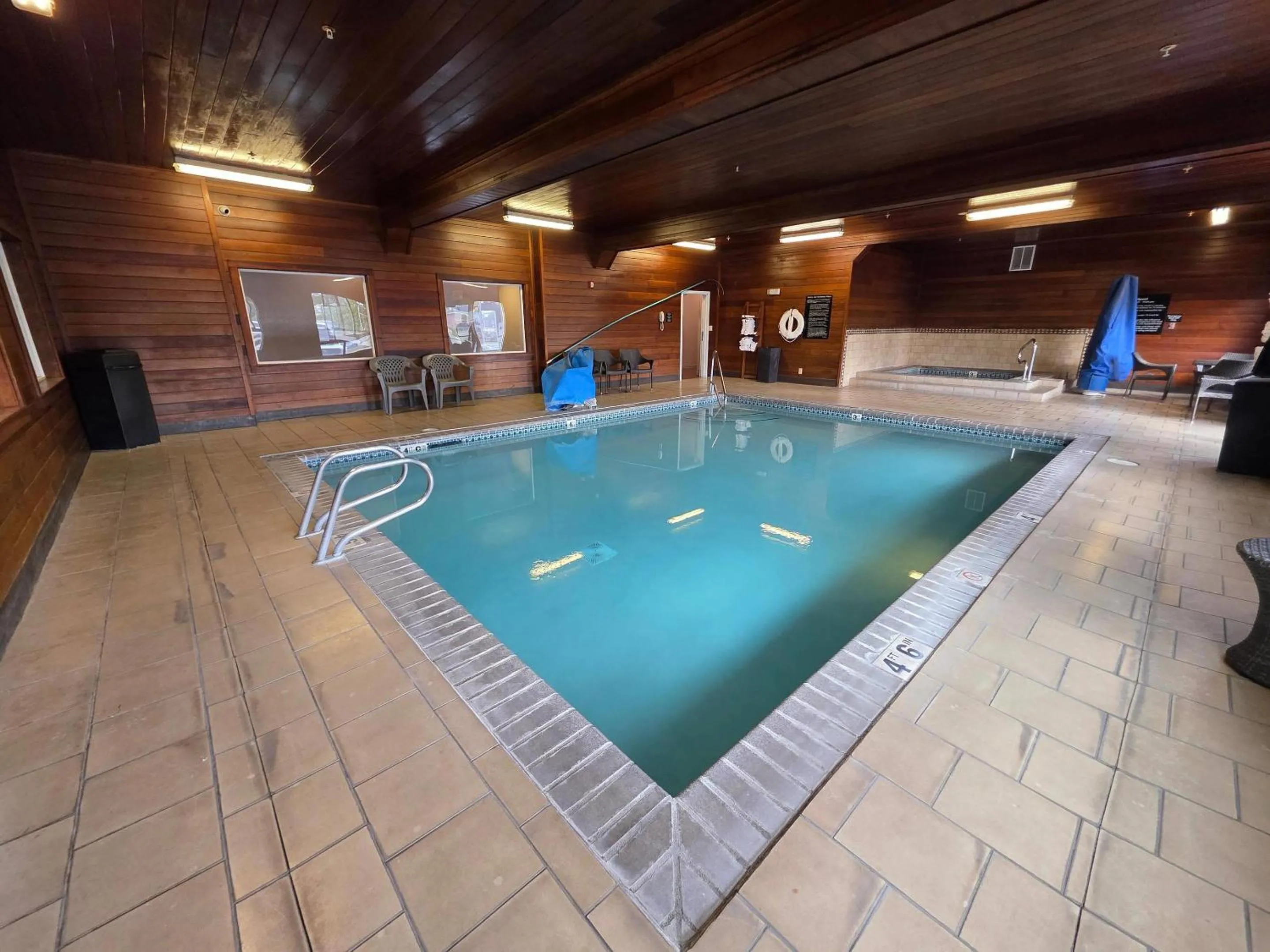 Swimming pool in Country Inn & Suites by Radisson, Idaho Falls at the Mall
