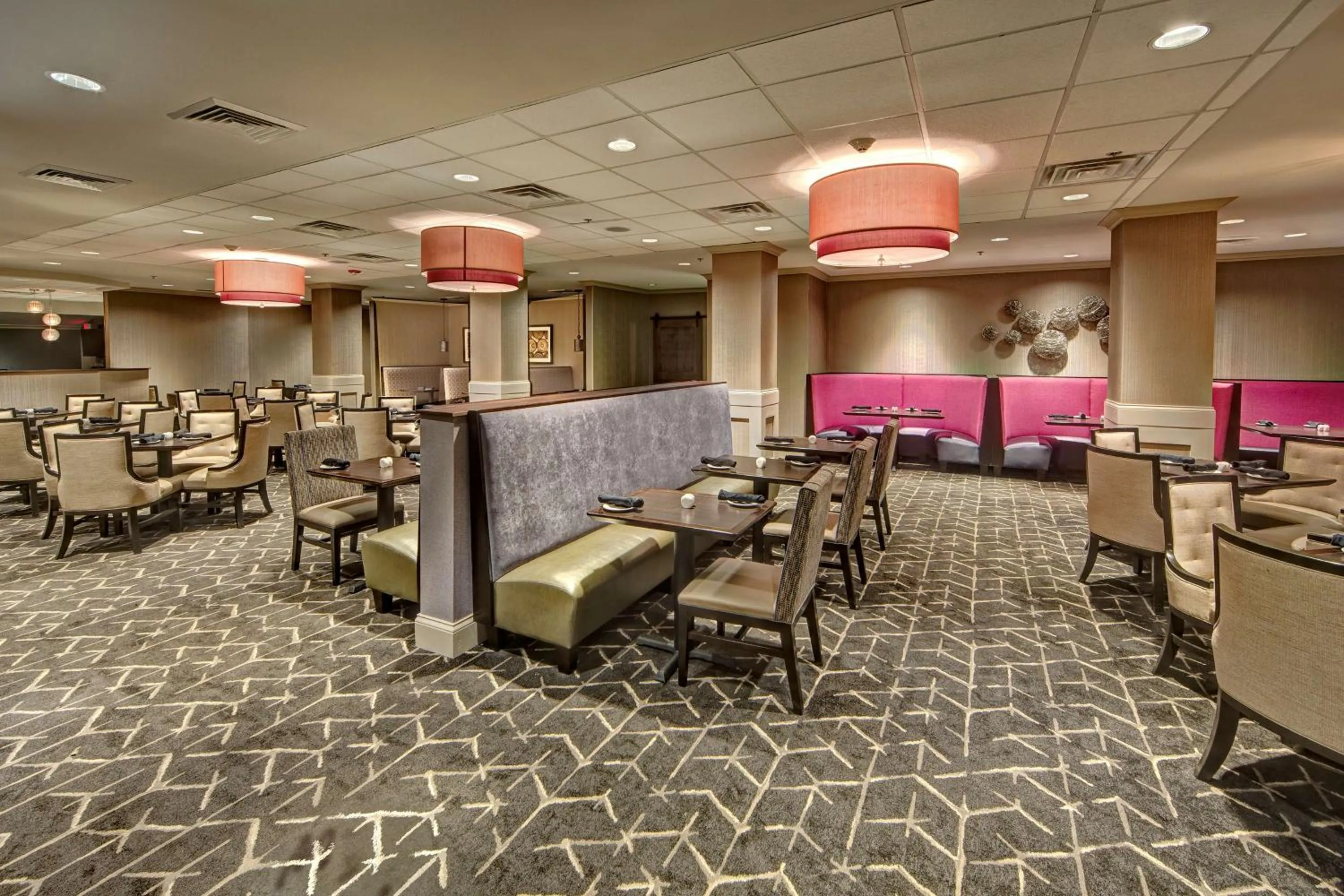 Restaurant/places to eat in DoubleTree by Hilton Decatur Riverfront