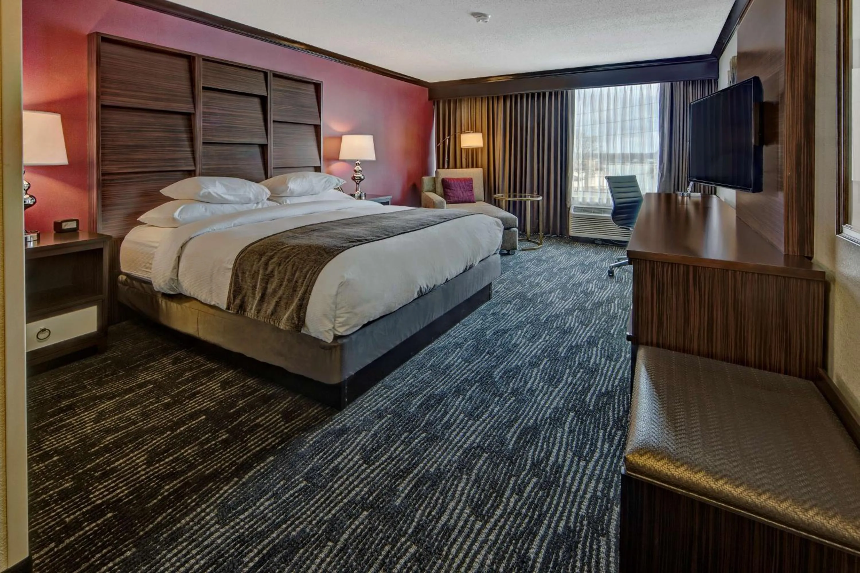 Bed in DoubleTree by Hilton Decatur Riverfront