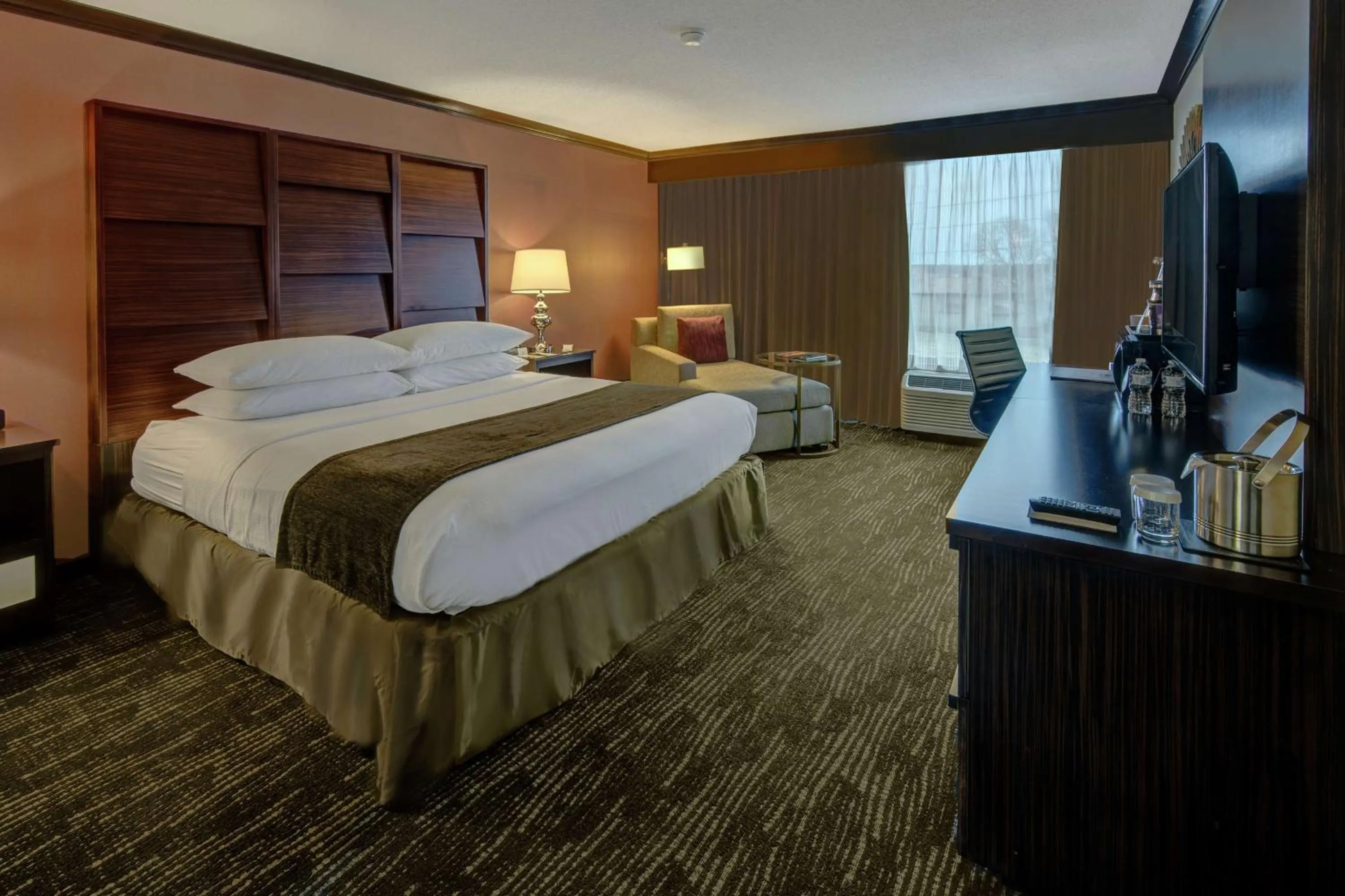 Bedroom, Bed in DoubleTree by Hilton Decatur Riverfront