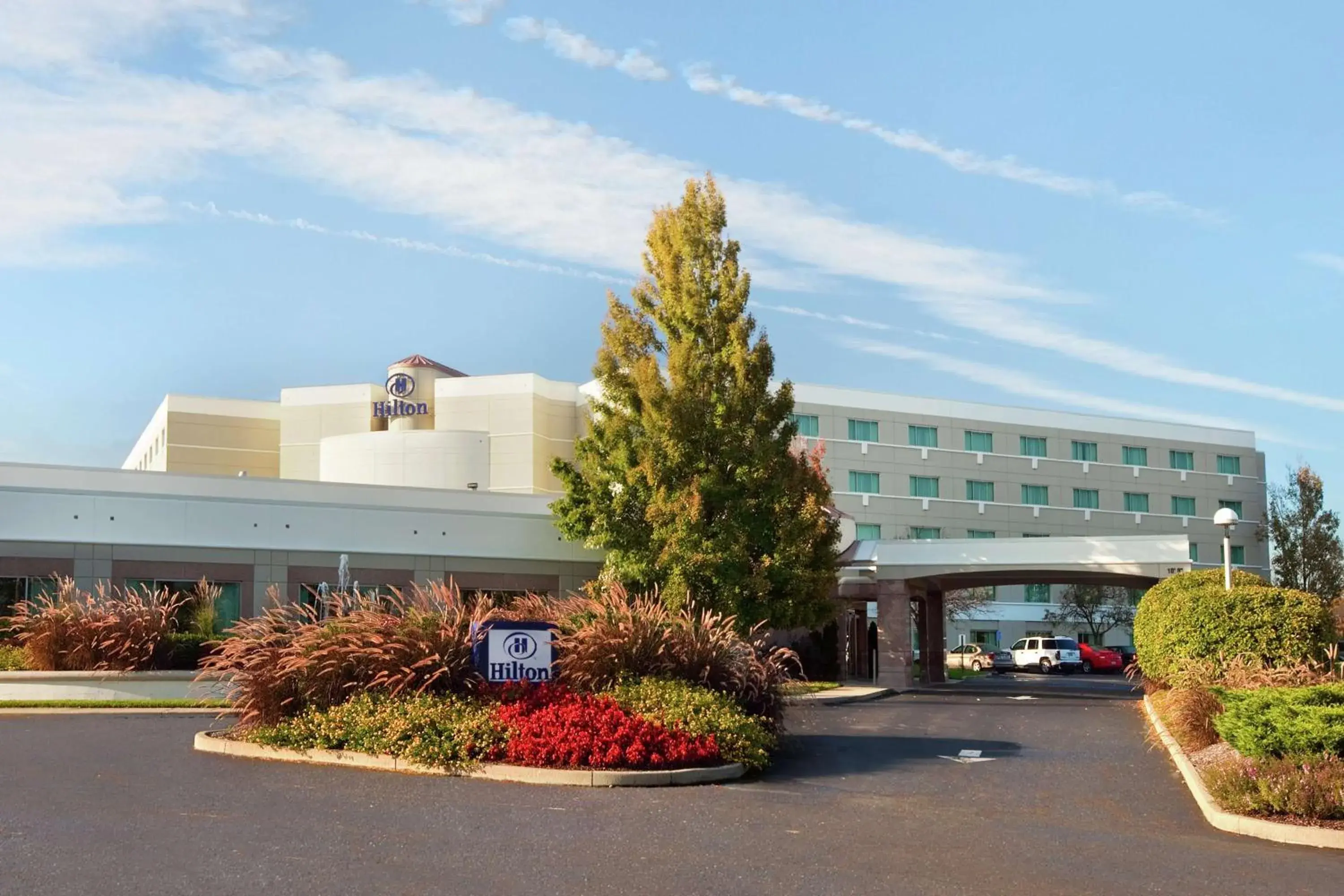 Property building in Hilton Cincinnati Airport Property building in Hilton Cincinnati Airport