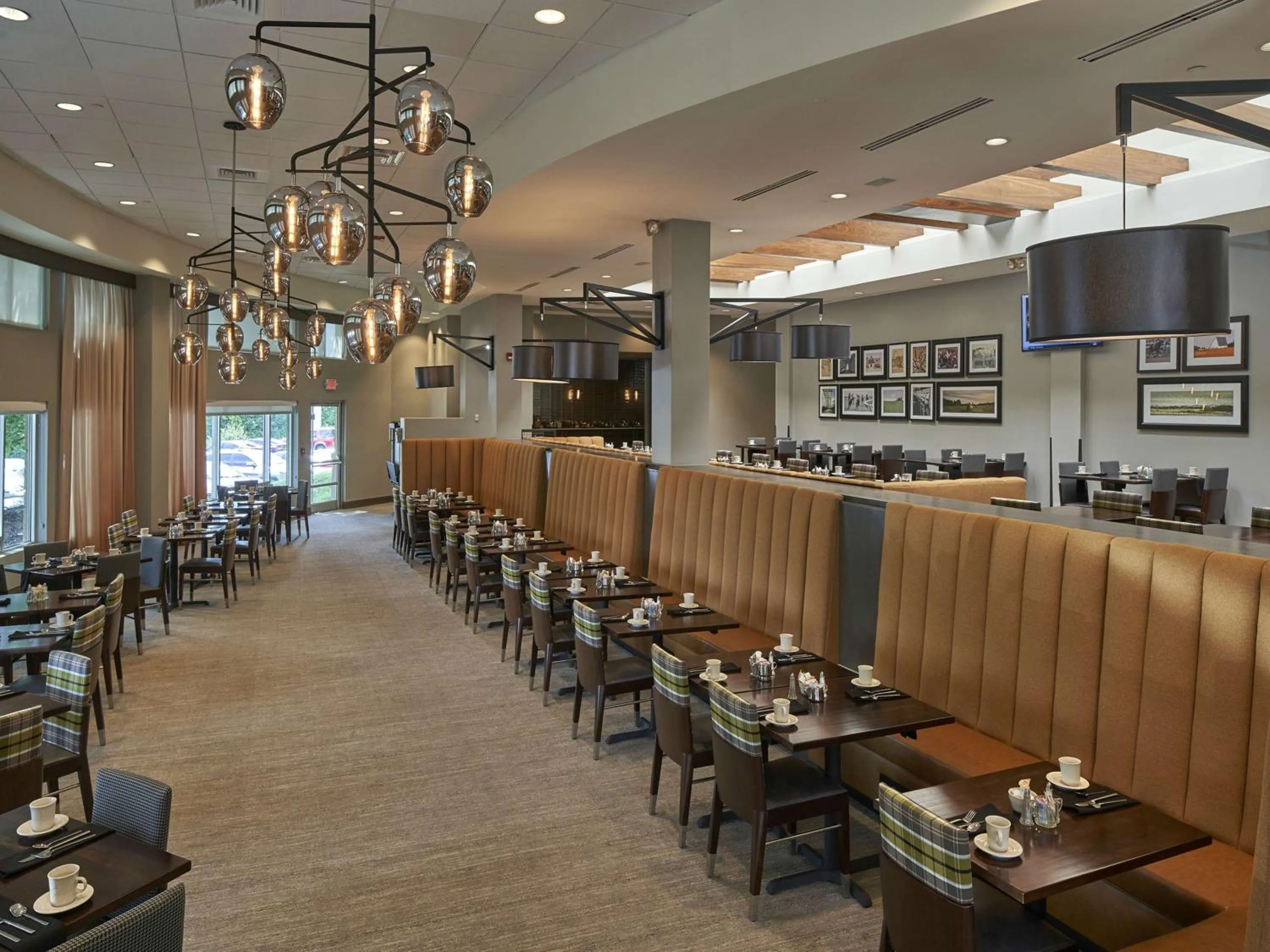 Restaurant/places to eat in Hilton Cincinnati Airport