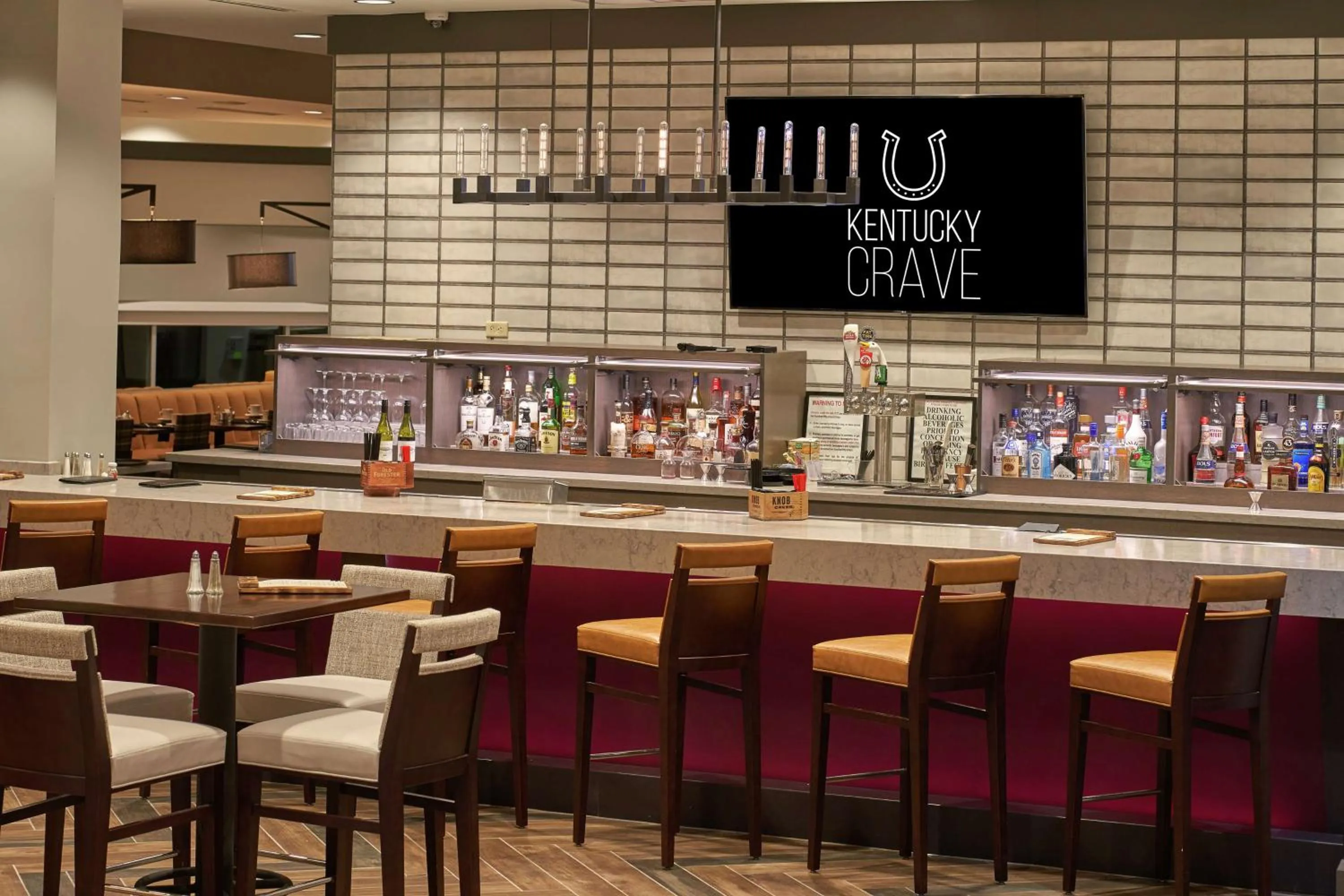 Lounge or bar in Hilton Cincinnati Airport
