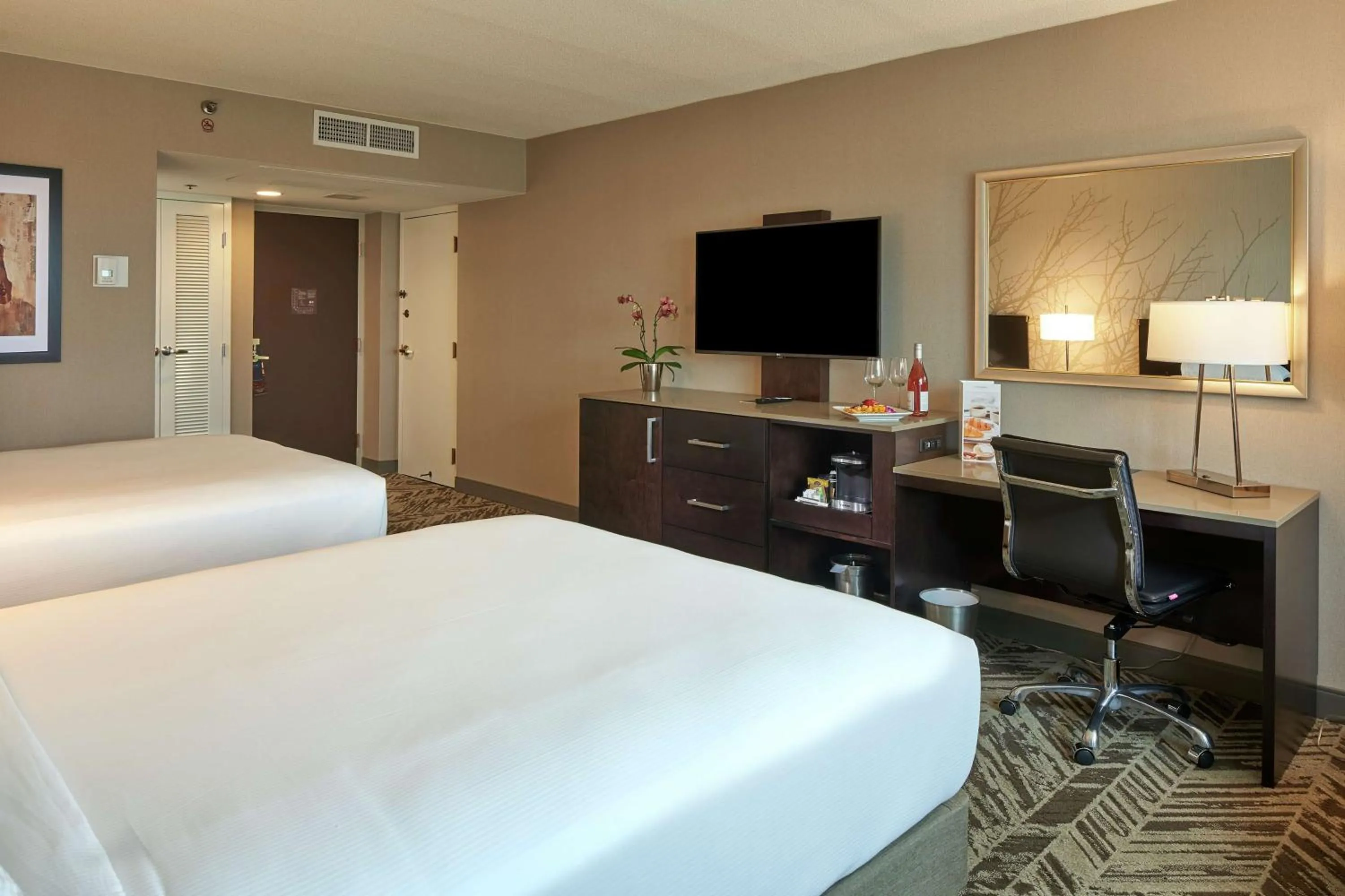 Bedroom, Bed in Hilton Cincinnati Airport