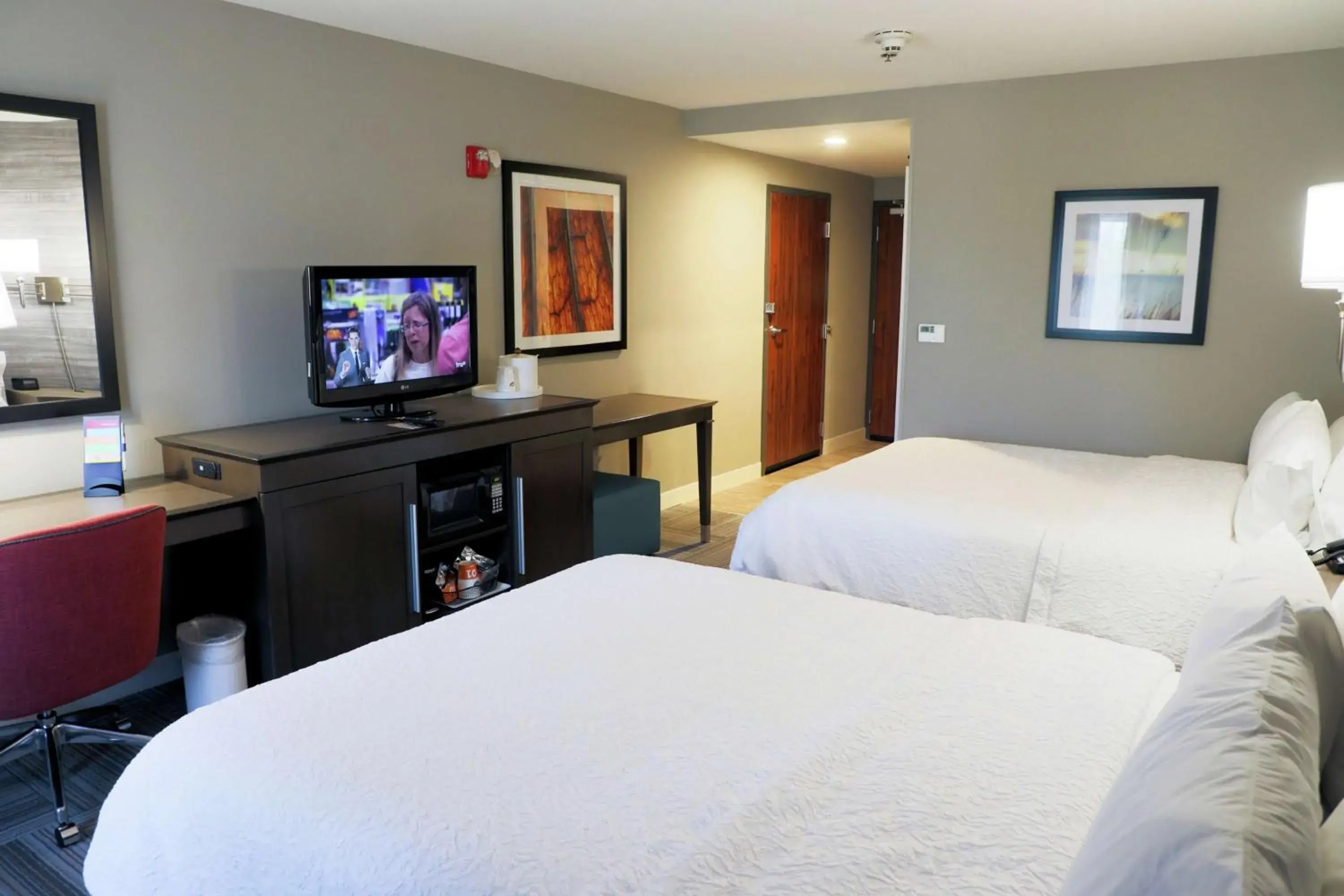 Double Room with Two Queen Beds and Bath Tub - Mobility and Hearing Access/Non-Smoking in Hampton Inn Muskogee Double Room with Two Queen Beds and Bath Tub - Mobility and Hearing Access/Non-Smoking in Hampton Inn Muskogee