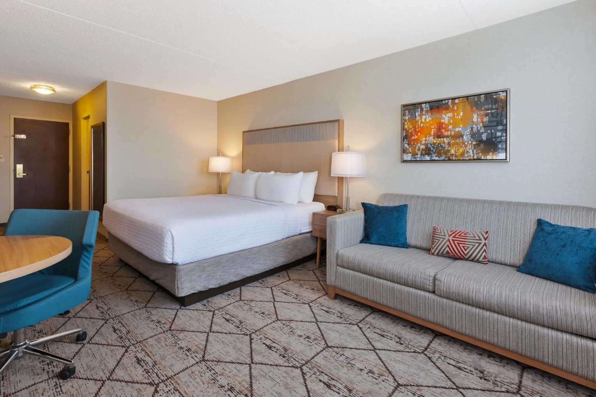 Photo of the whole room, Bed in Crowne Plaza Columbus North - Worthington by IHG