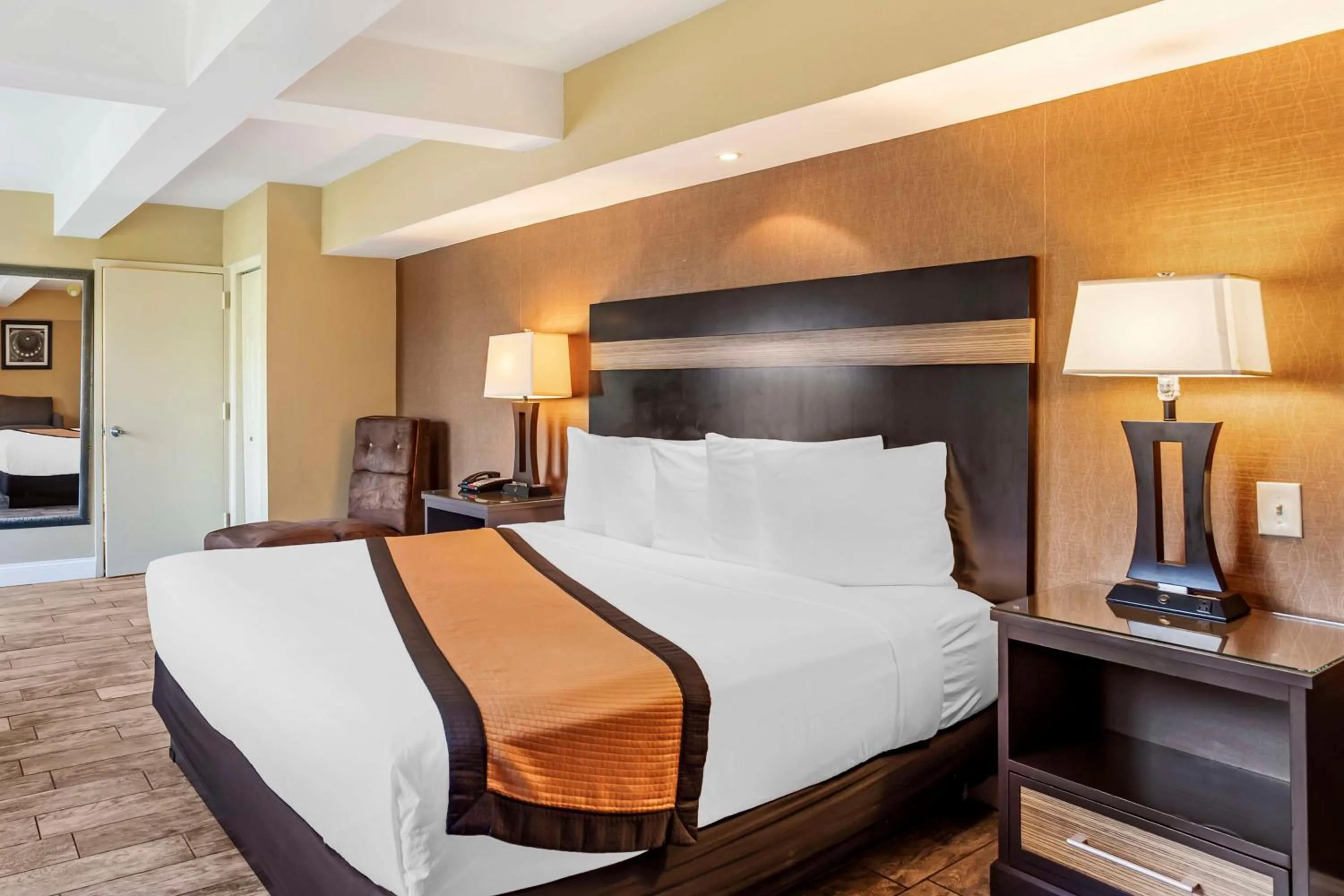Bedroom, Bed in Best Western Plus Newark Airport West