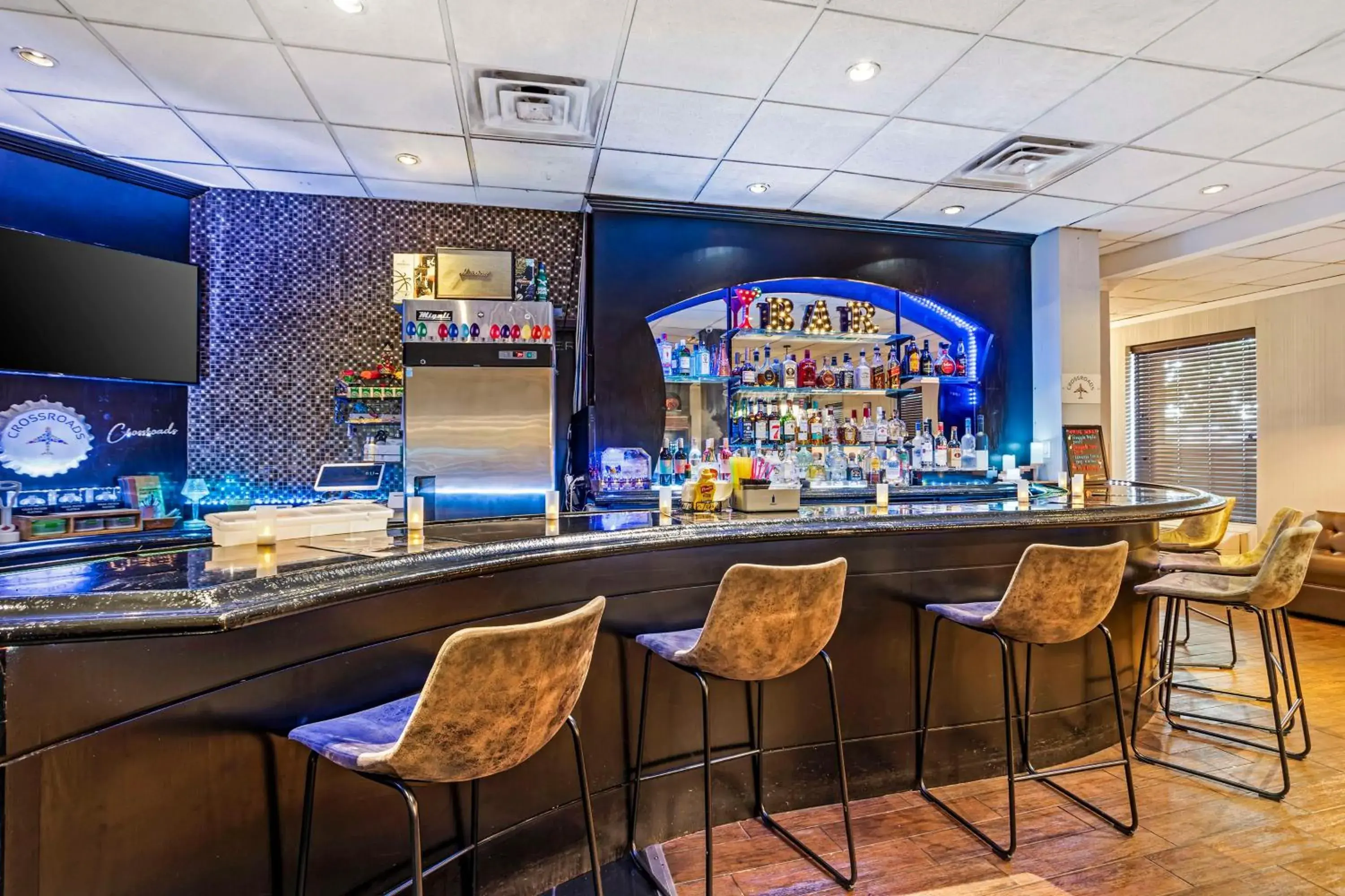 Lounge or bar in Best Western Plus Newark Airport West Lounge or bar in Best Western Plus Newark Airport West