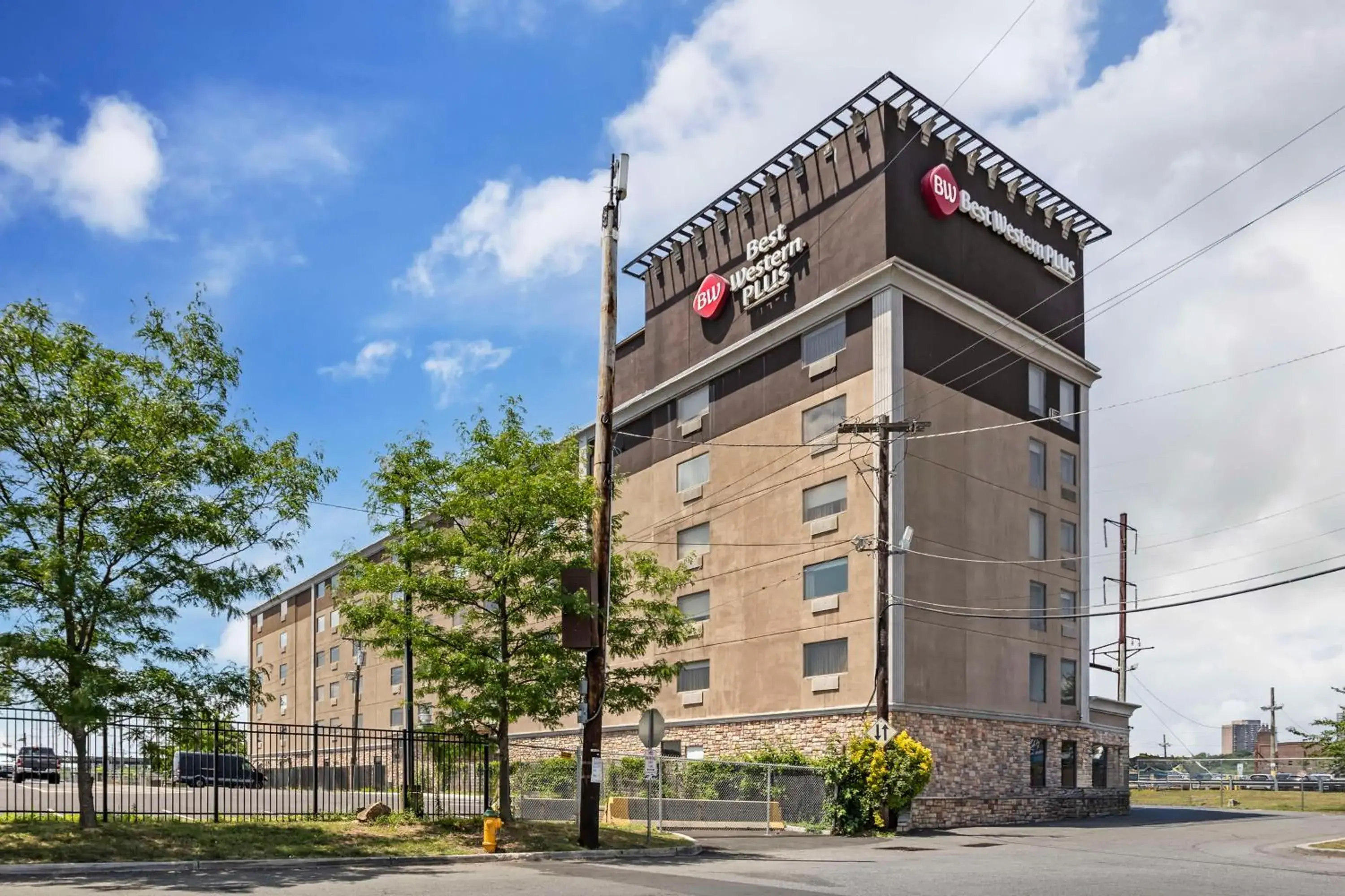 Property building in Best Western Plus Newark Airport West Property building in Best Western Plus Newark Airport West
