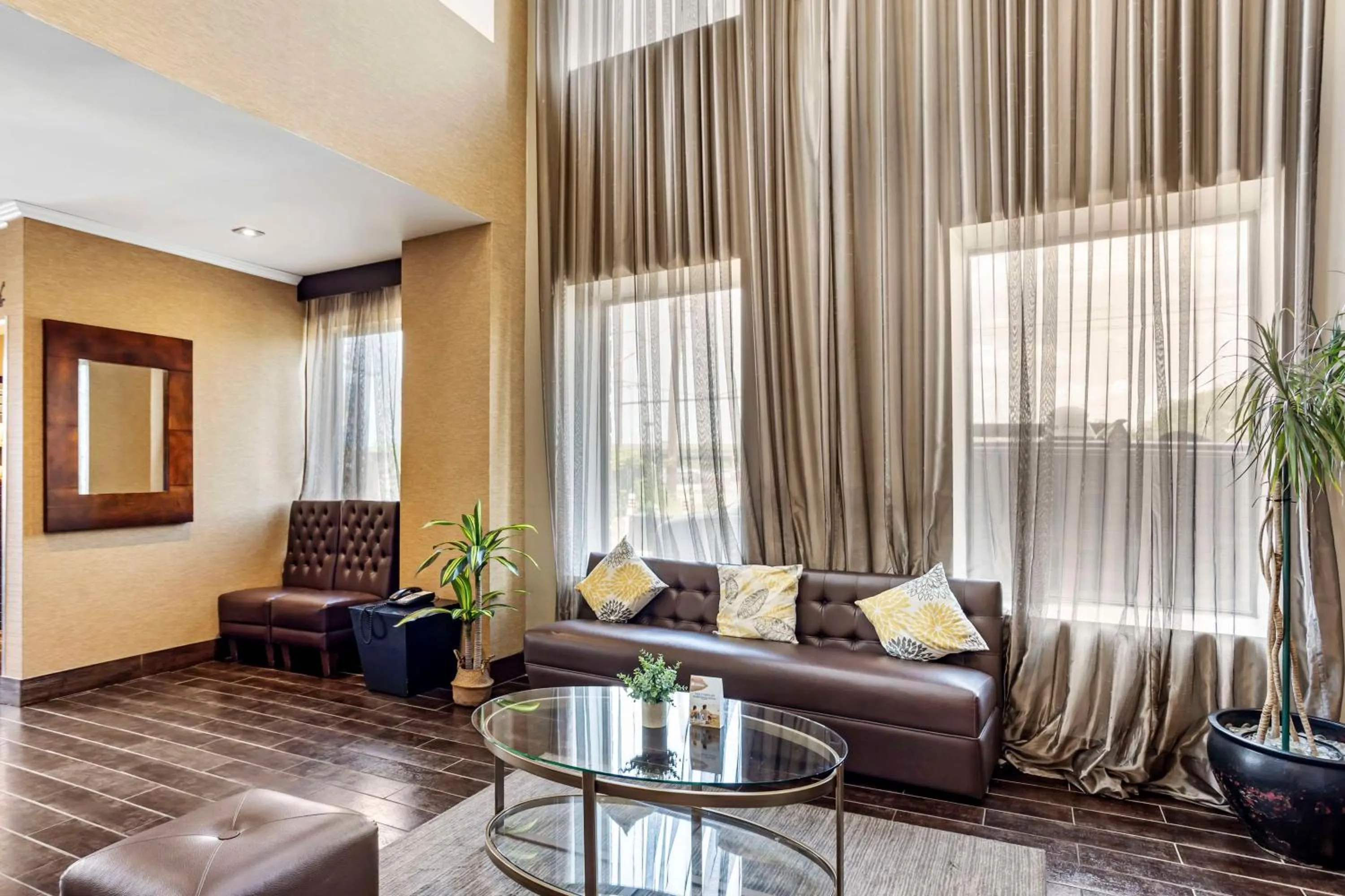 Lobby or reception in Best Western Plus Newark Airport West