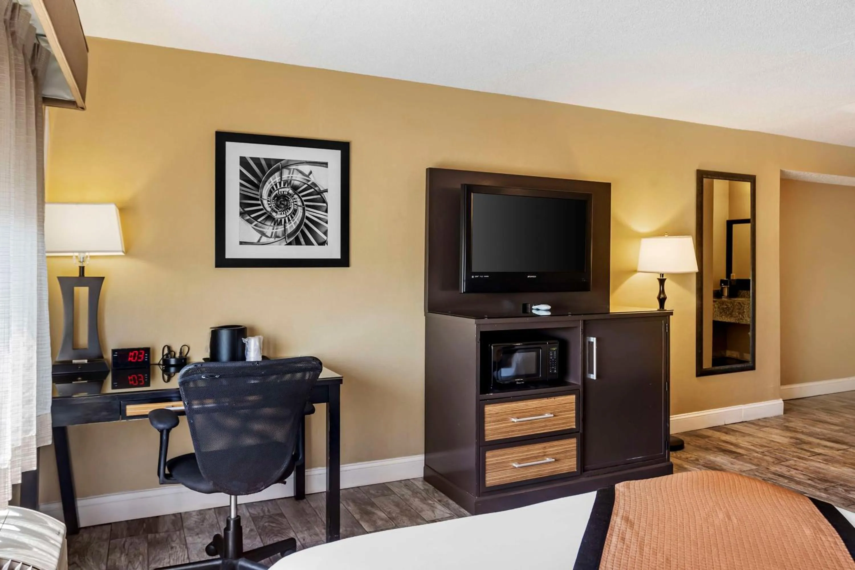 Bedroom in Best Western Plus Newark Airport West