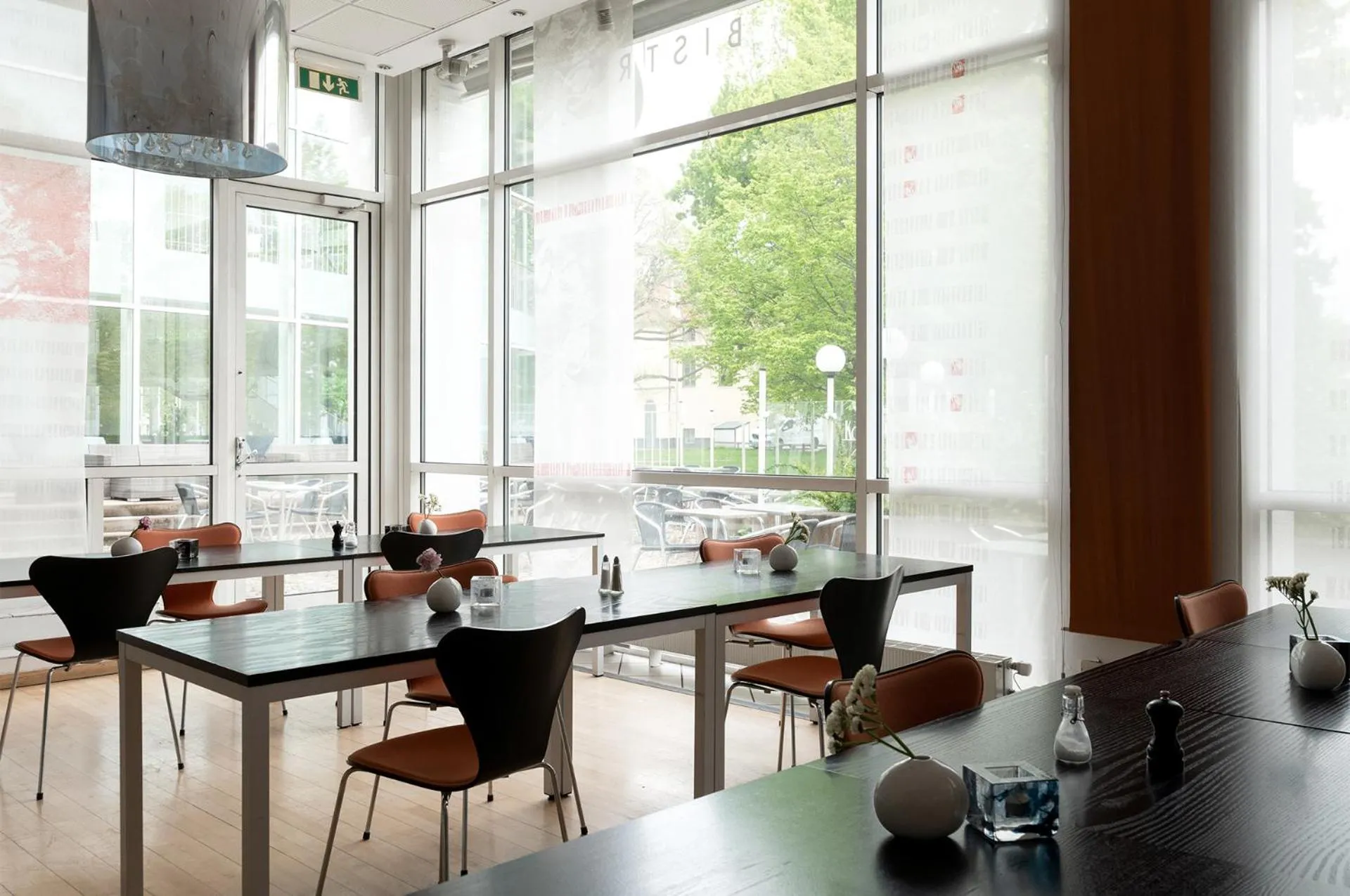 Restaurant/places to eat in Elite Park Hotel