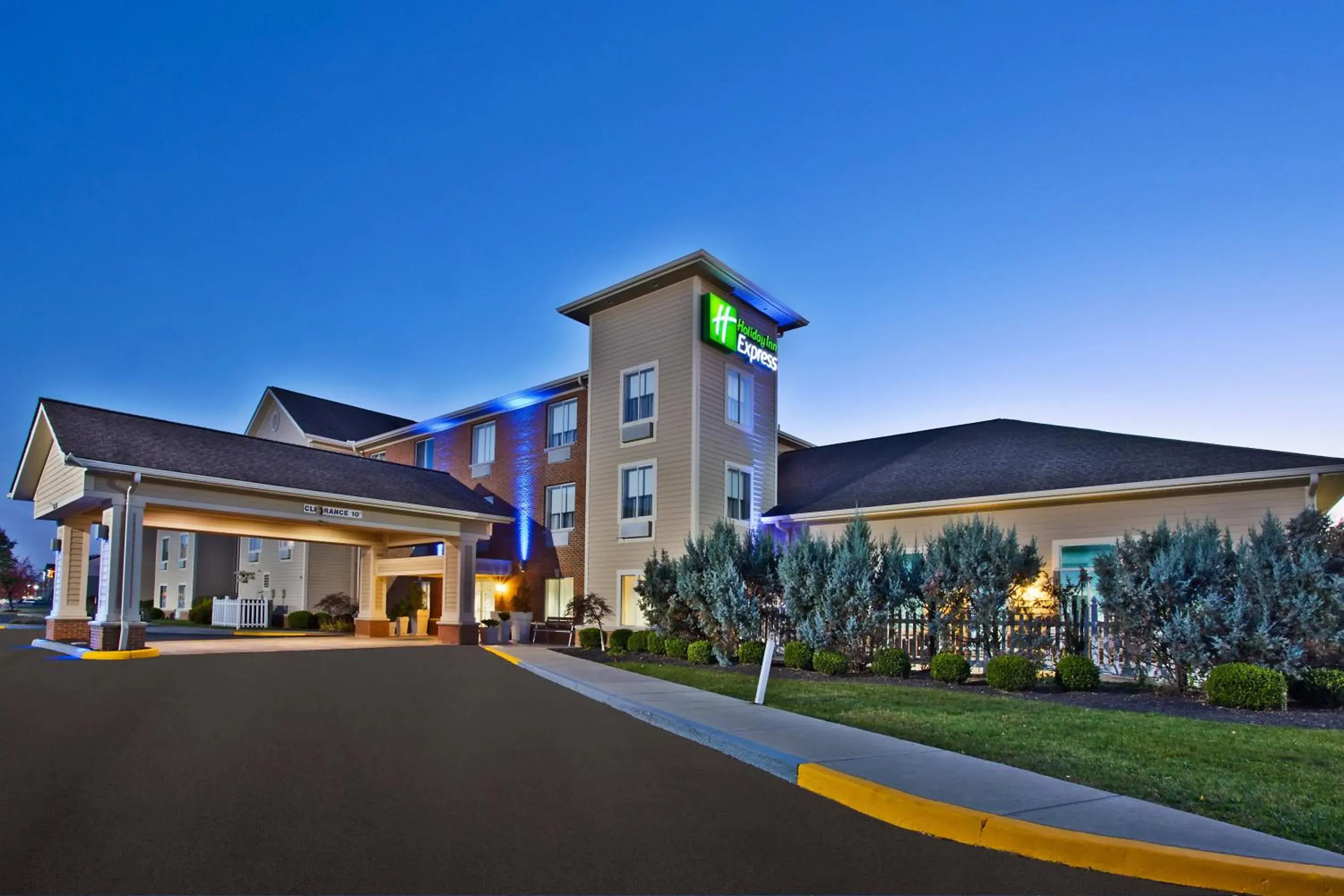 Property building in Holiday Inn Express Hotel & Suites Columbus Southeast Groveport by IHG Property building in Holiday Inn Express Hotel & Suites Columbus Southeast Groveport by IHG