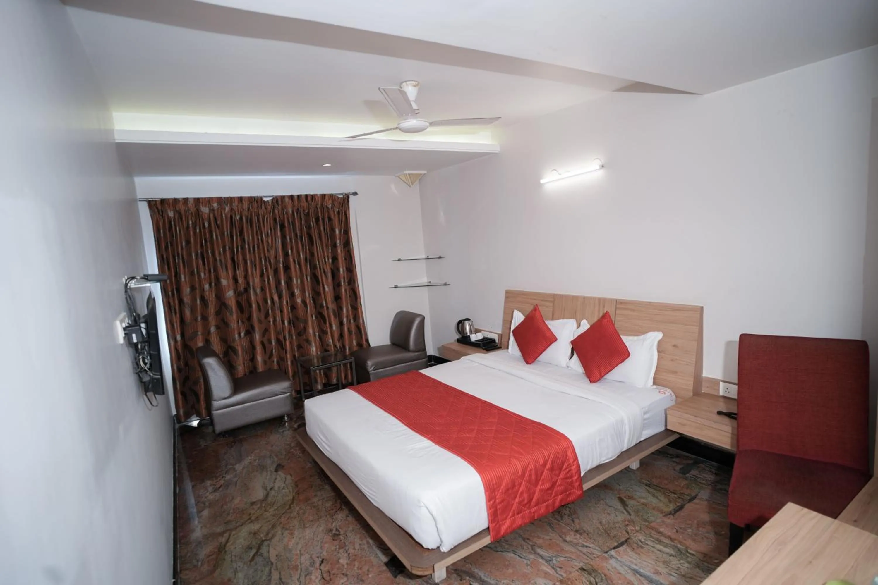 Bedroom, Bed in Cartier Biznotel