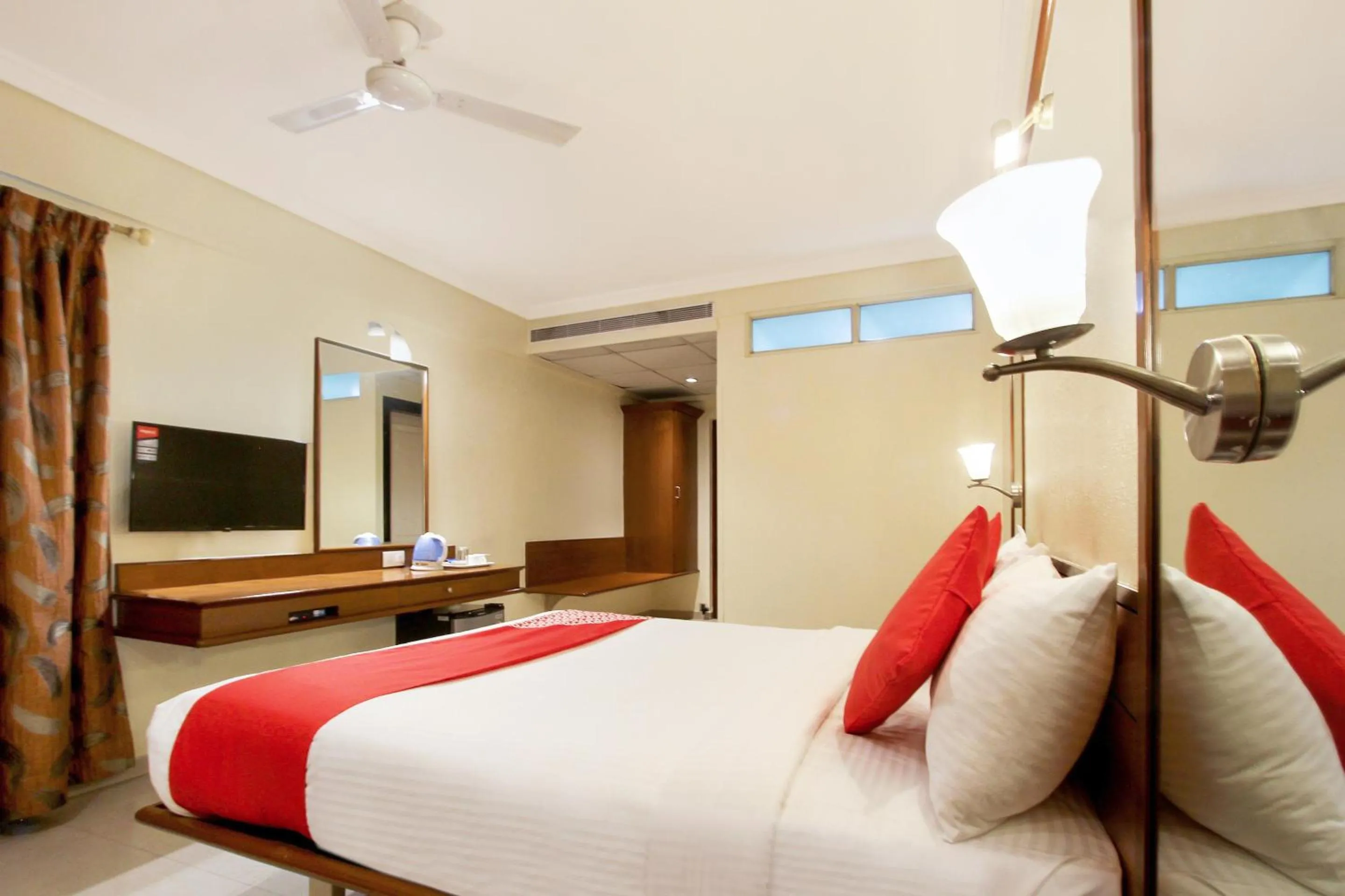 Bedroom, Bed in Cartier Biznotel