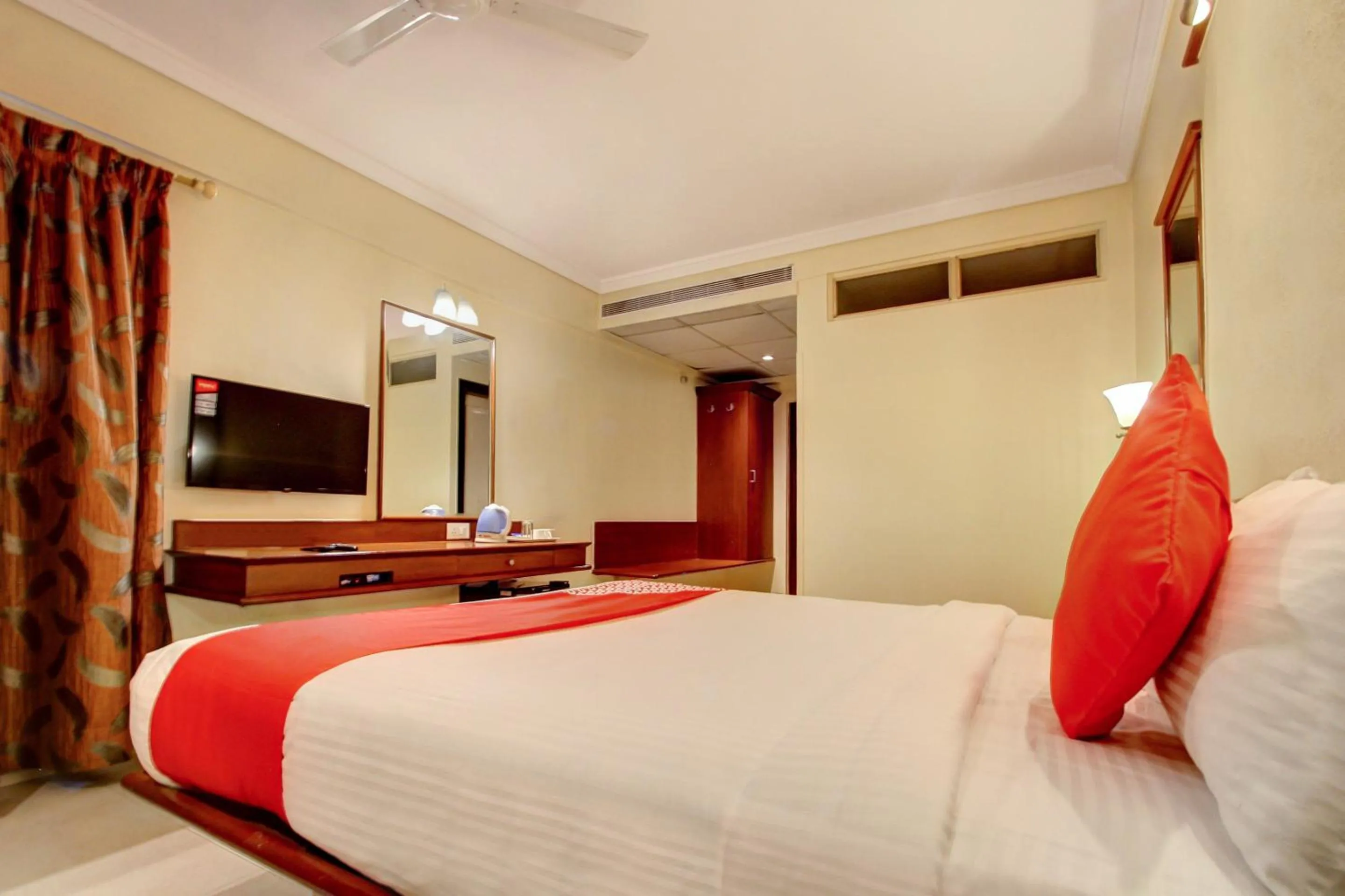 Bedroom, Bed in Cartier Biznotel