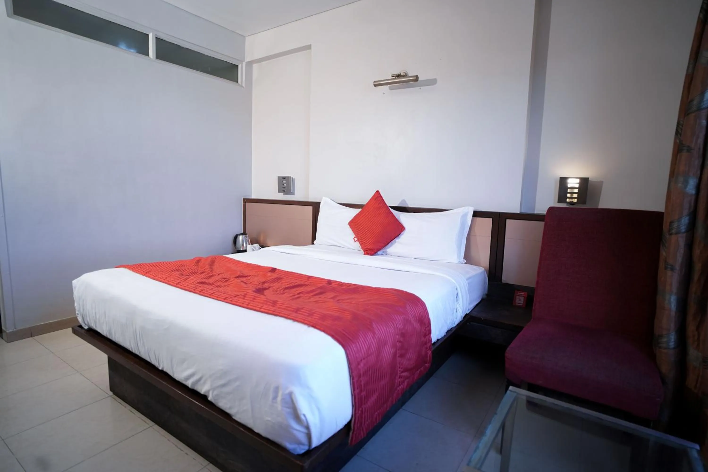 Bedroom, Bed in Cartier Biznotel