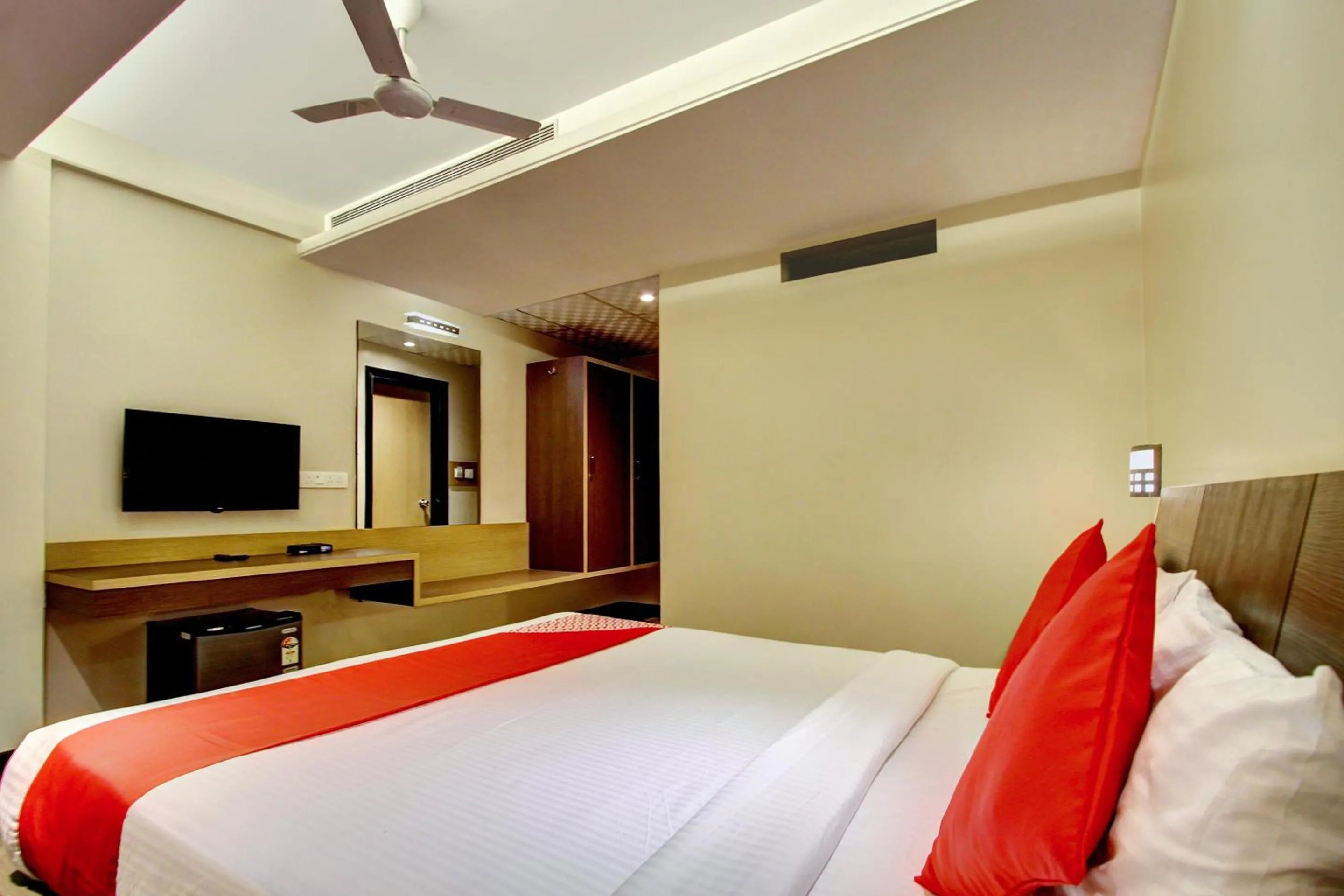 Bedroom, Bed in Cartier Biznotel