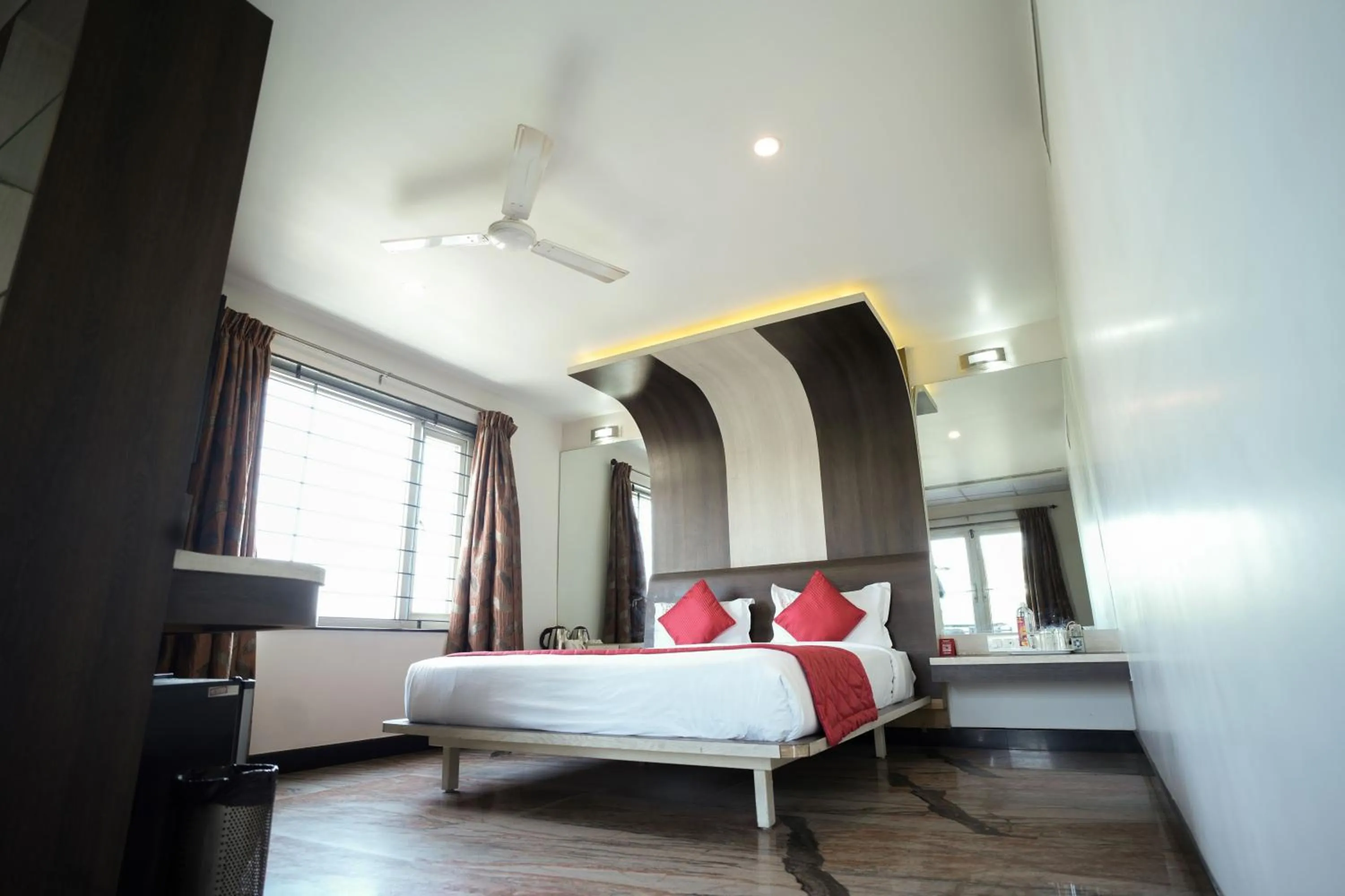 Bedroom, Bed in Cartier Biznotel