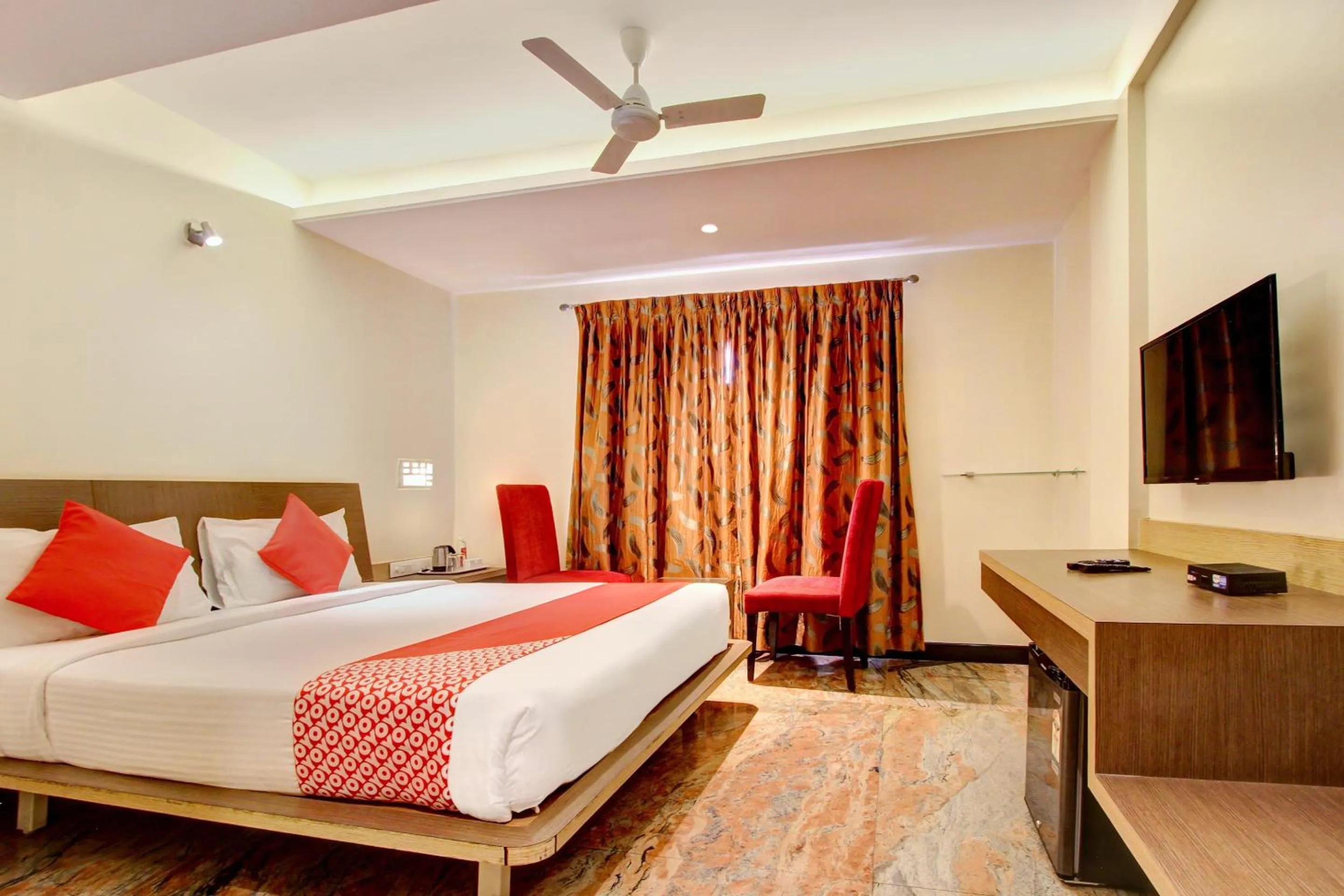 Photo of the whole room, Bed in Cartier Biznotel