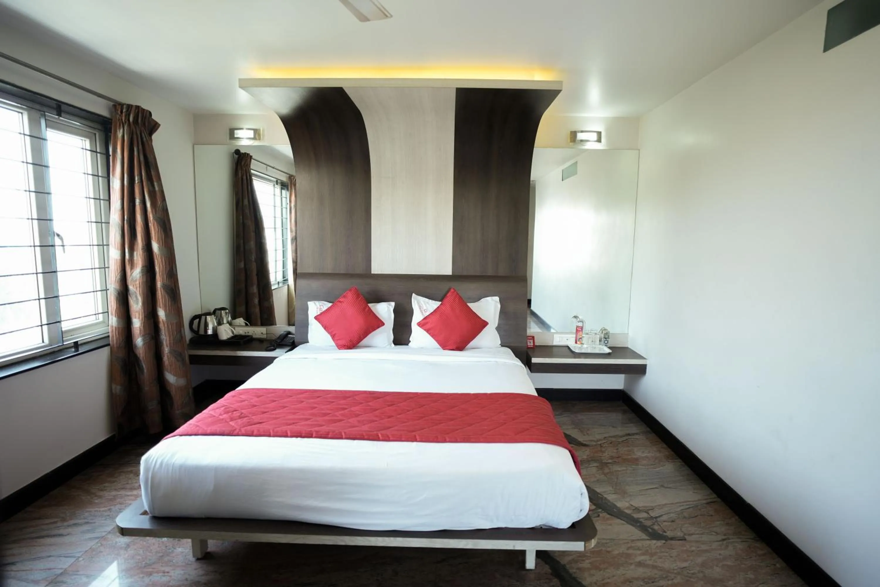 Bedroom, Bed in Cartier Biznotel