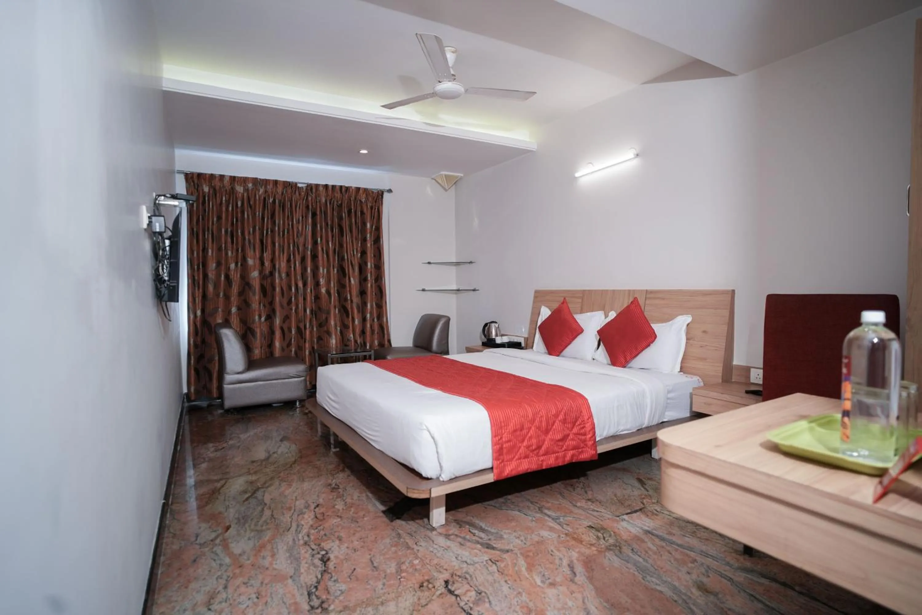 Bedroom, Bed in Cartier Biznotel