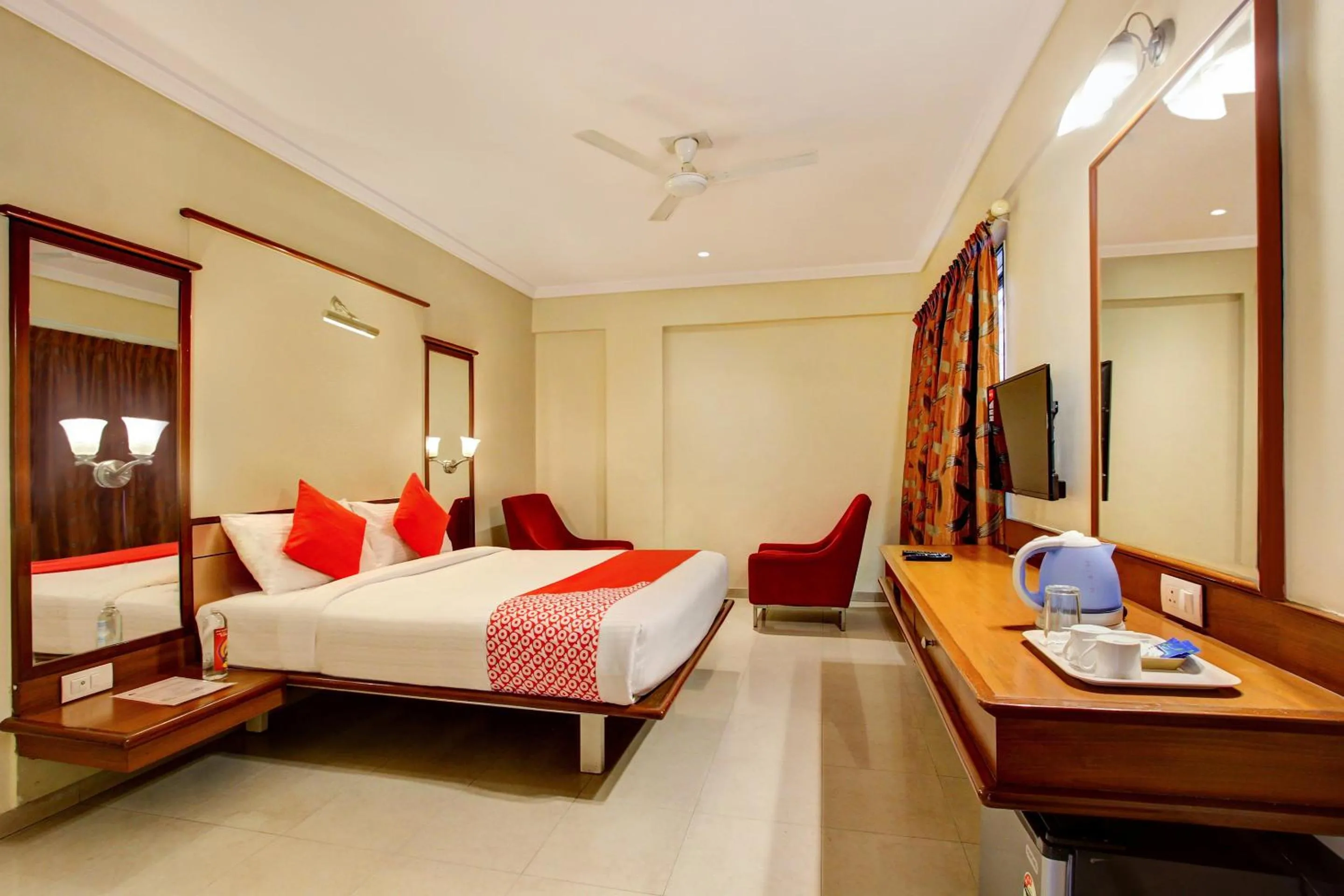 Bedroom, Bed in Cartier Biznotel