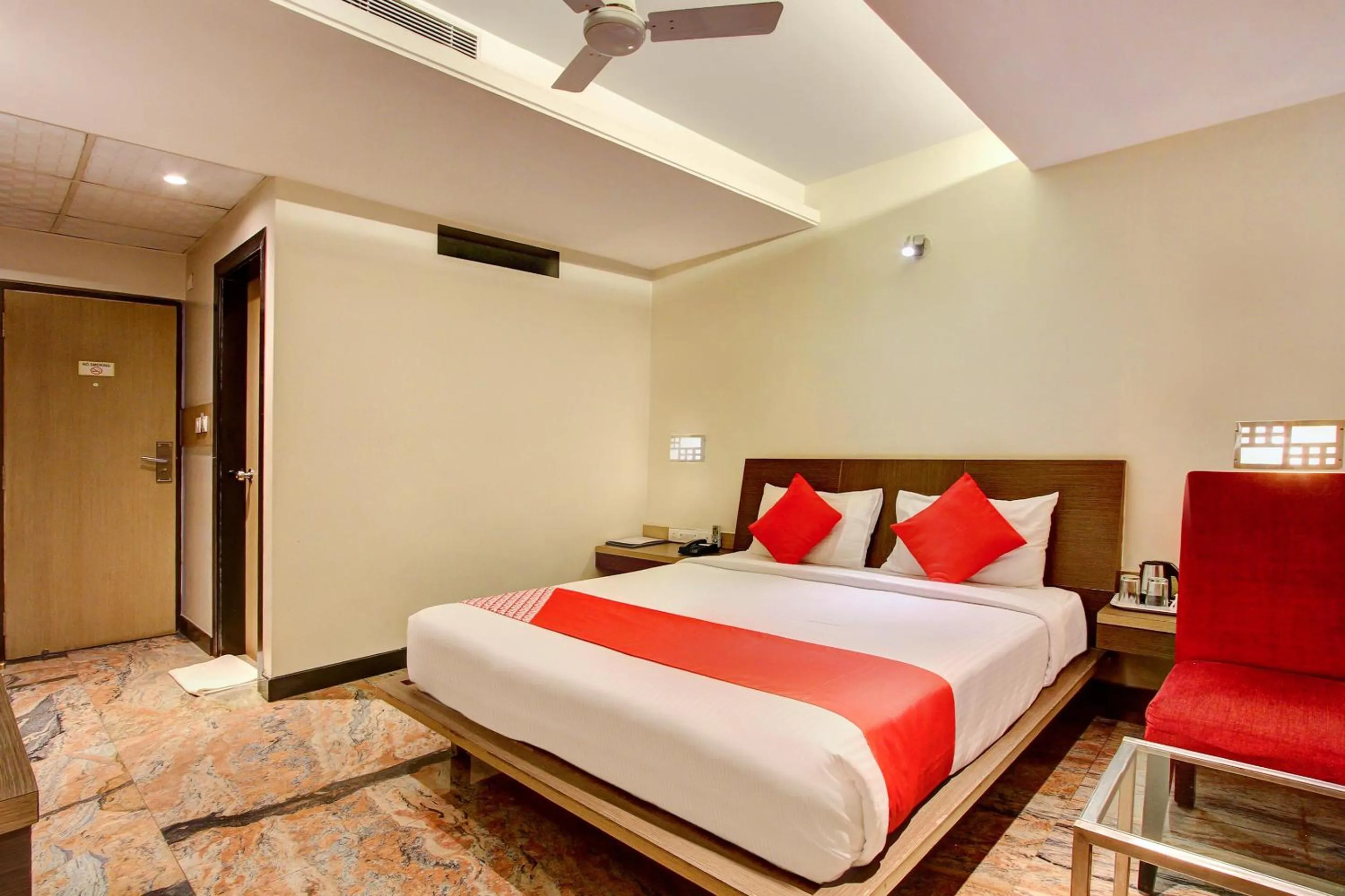 Bedroom, Bed in Cartier Biznotel
