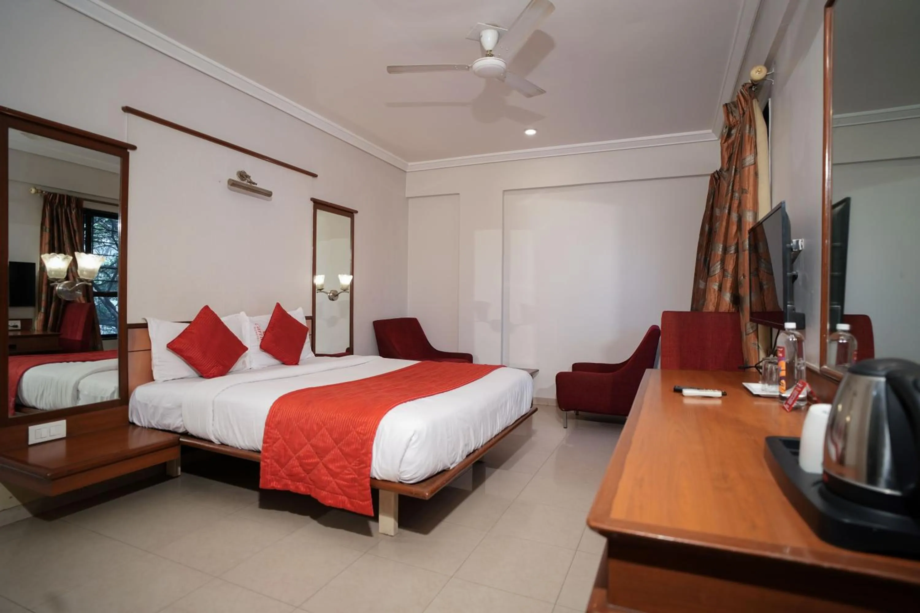 Bedroom, Bed in Cartier Biznotel