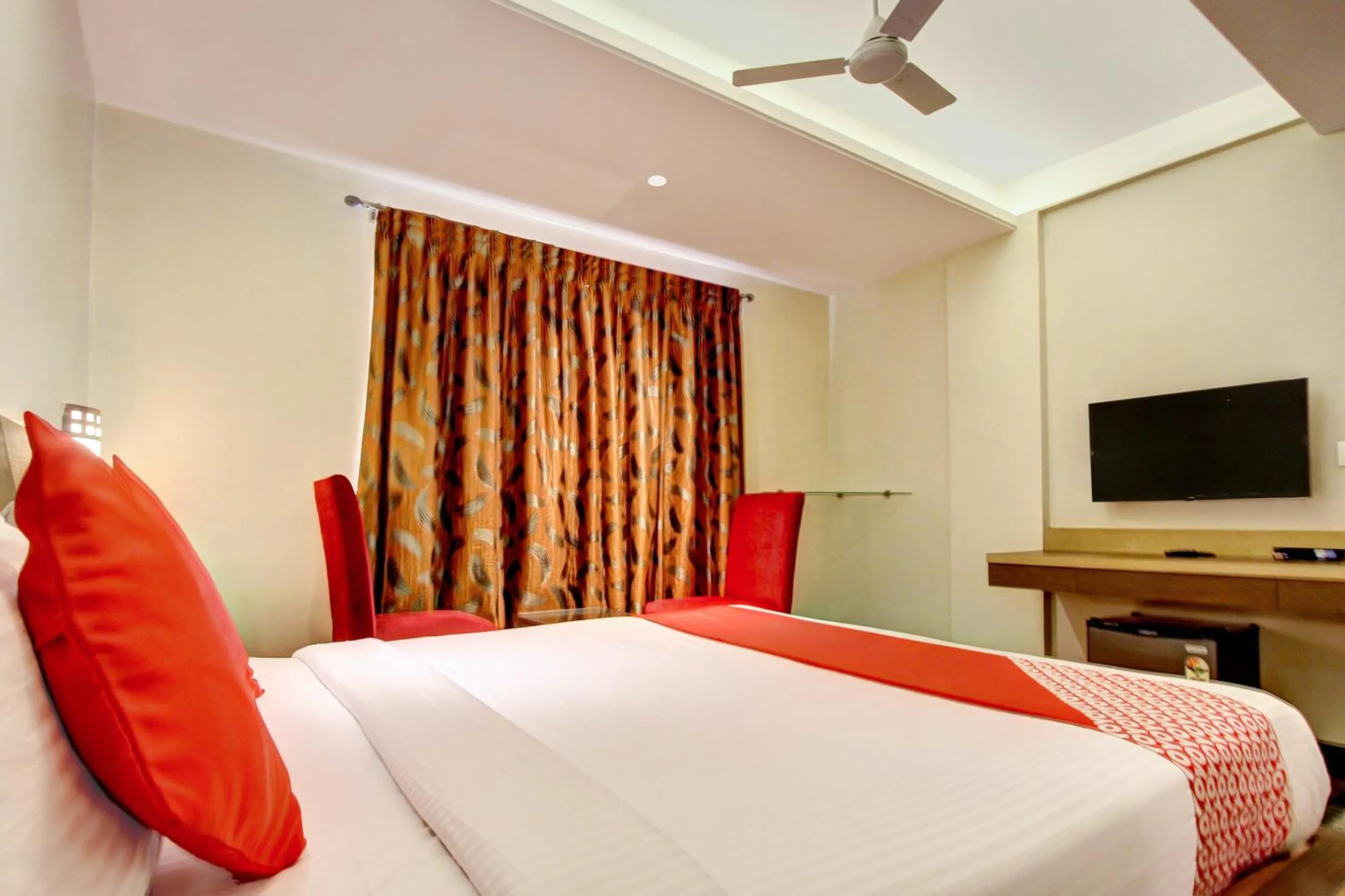 Bedroom, Bed in Cartier Biznotel