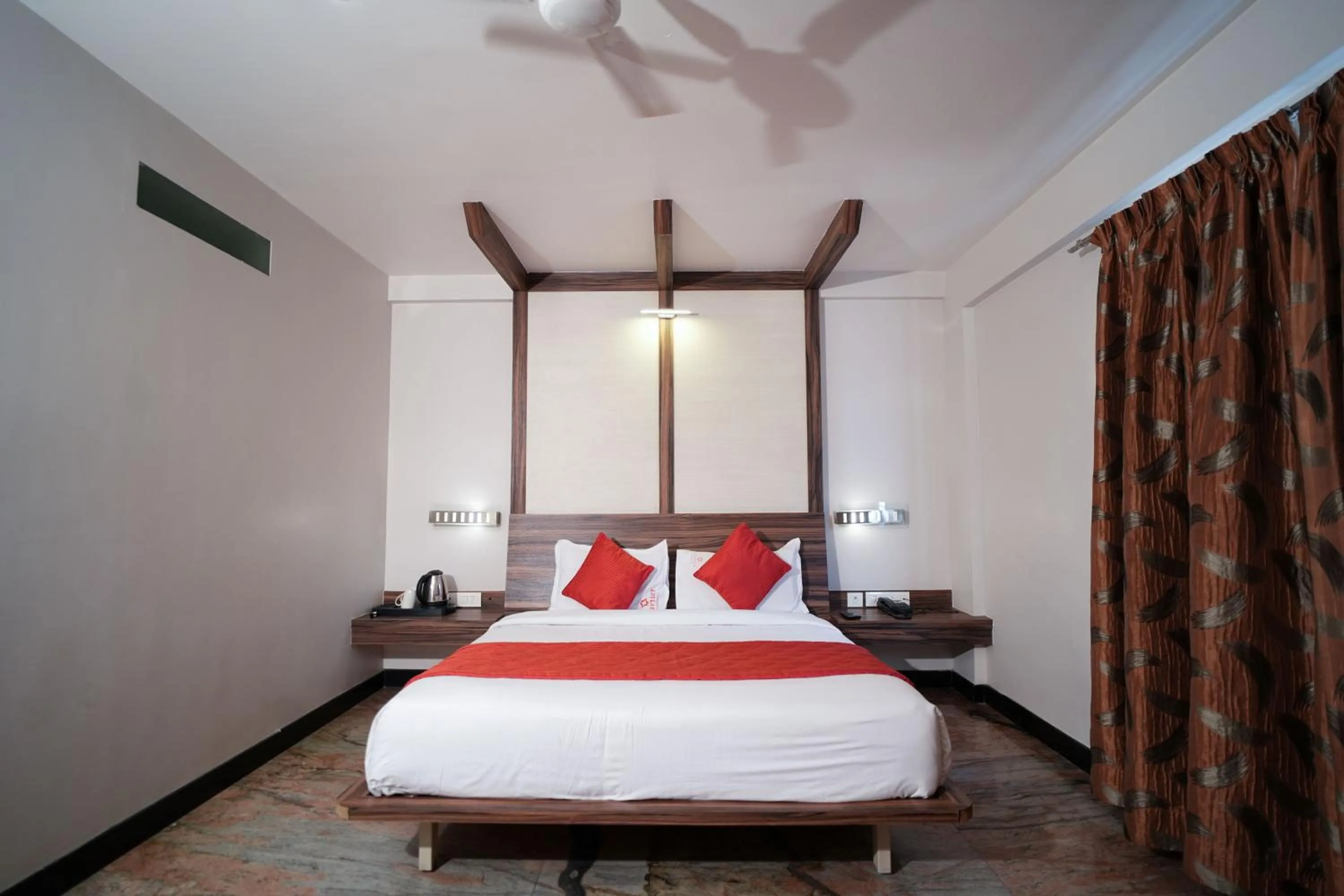 Bedroom, Bed in Cartier Biznotel