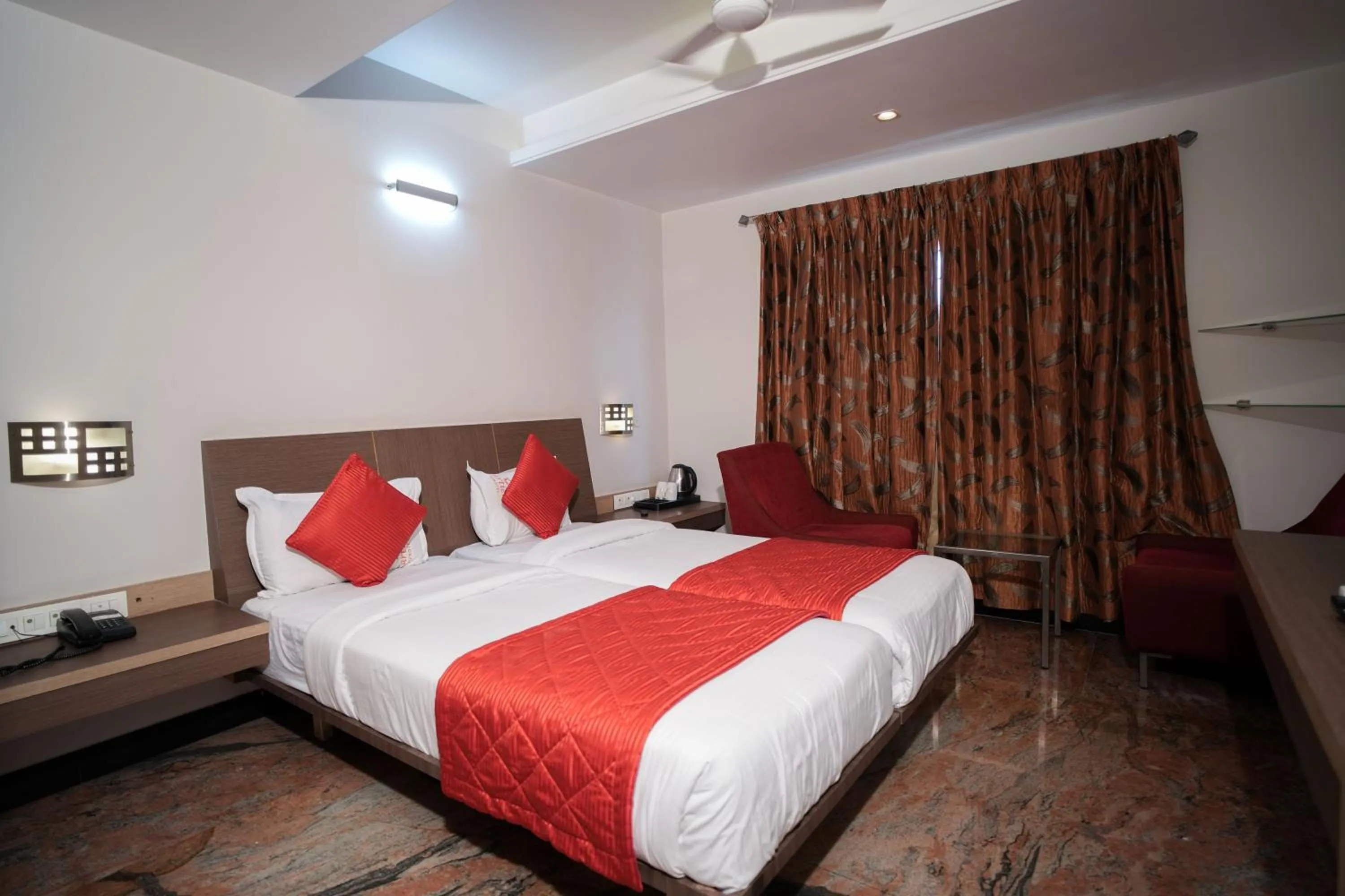 Bedroom, Bed in Cartier Biznotel