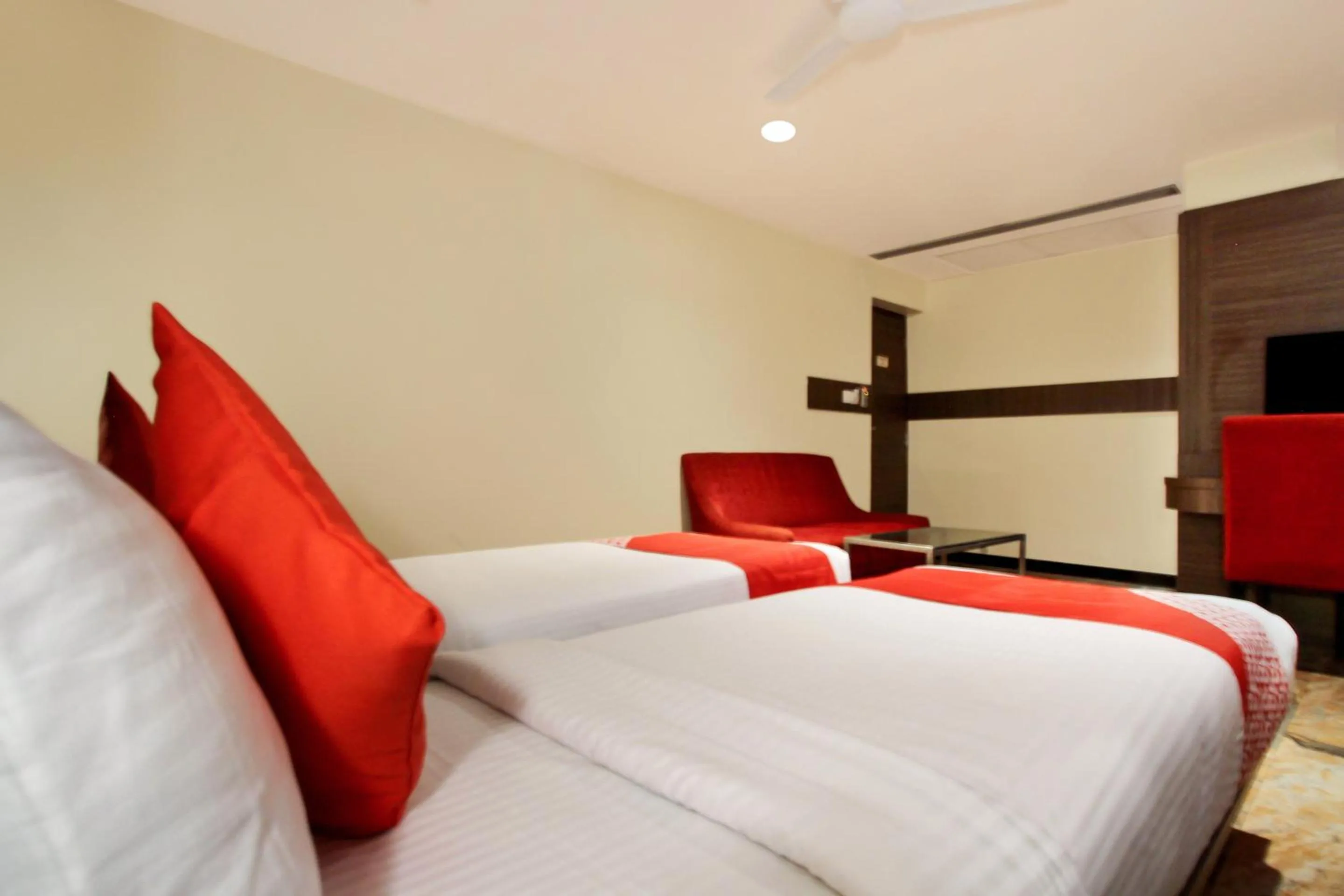 Bedroom, Bed in Cartier Biznotel