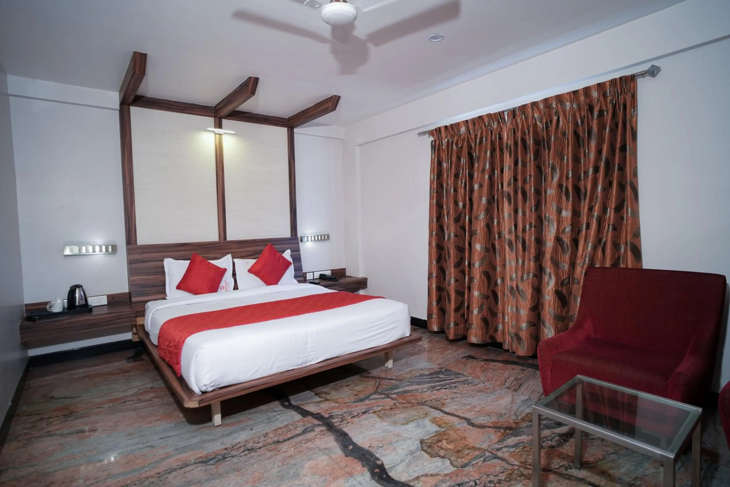 Bedroom, Bed in Cartier Biznotel