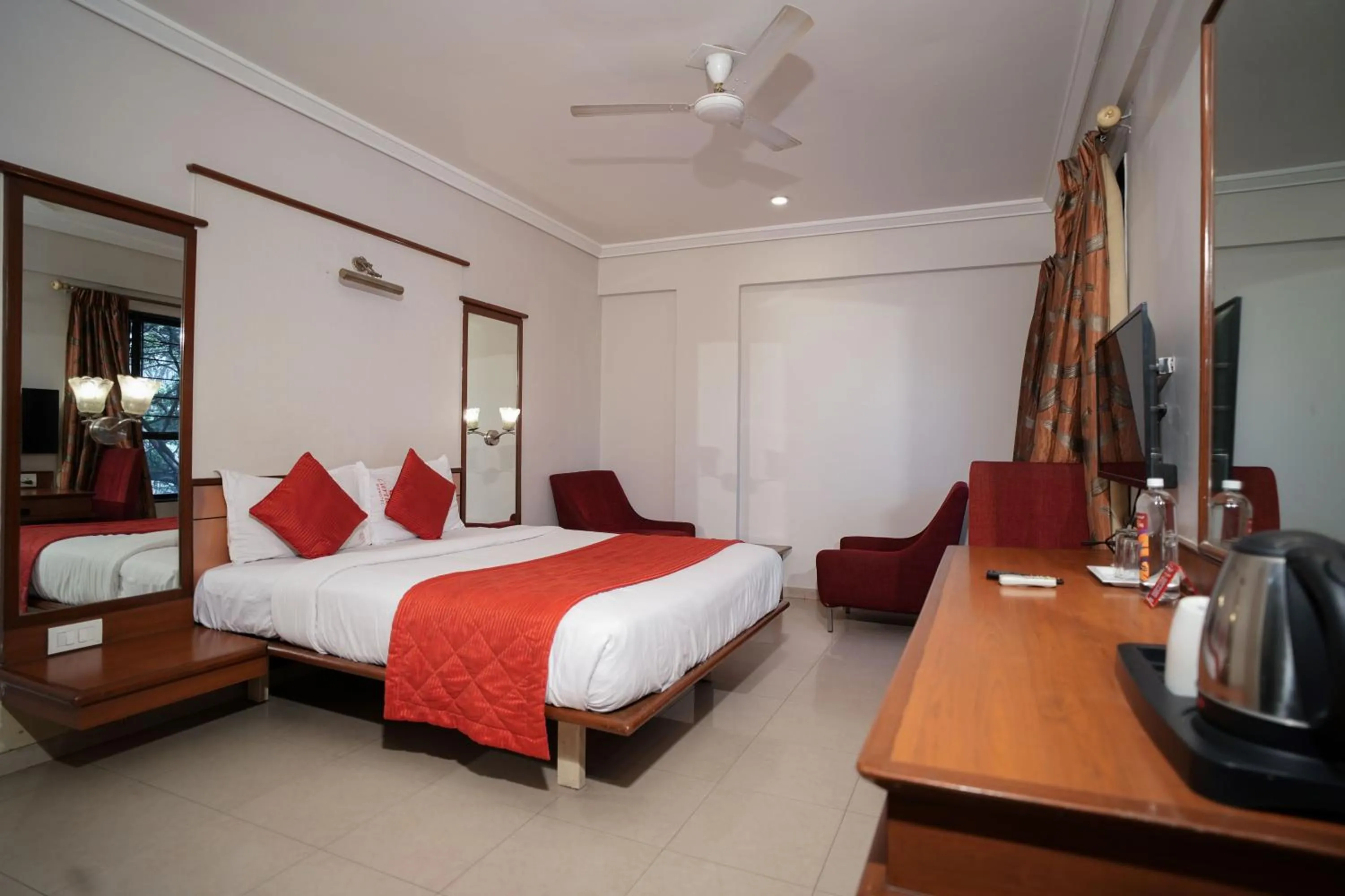 Bedroom, Bed in Cartier Biznotel