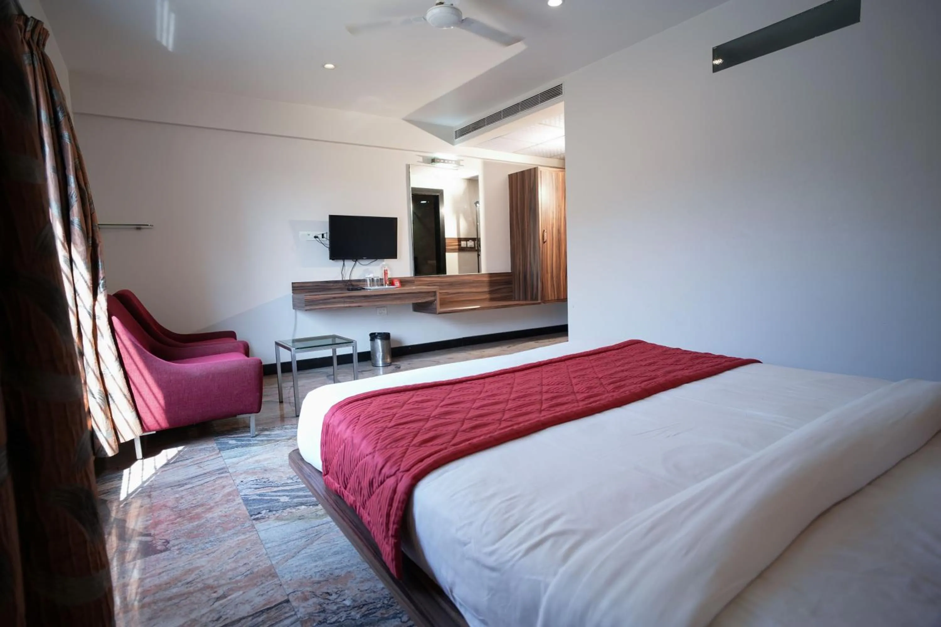 Bedroom, Bed in Cartier Biznotel