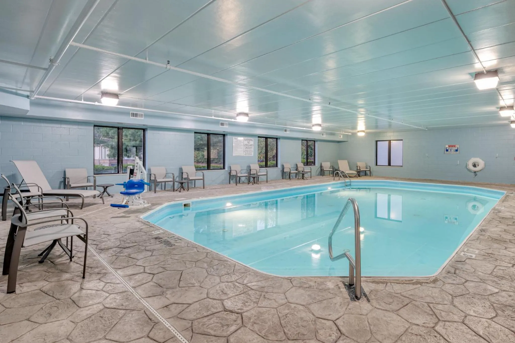 Swimming pool in Holiday Inn Express Hotel & Suites Columbus Airport by IHG