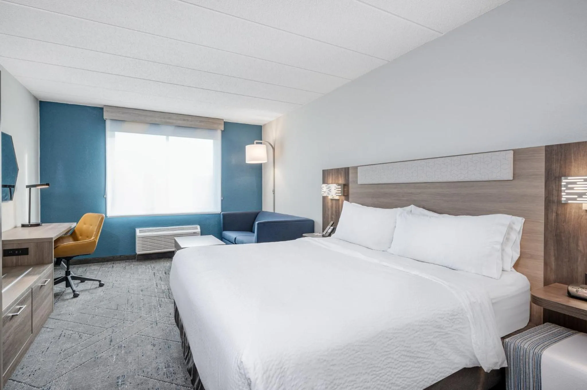 Photo of the whole room, Bed in Holiday Inn Express Hotel & Suites Columbus Airport by IHG