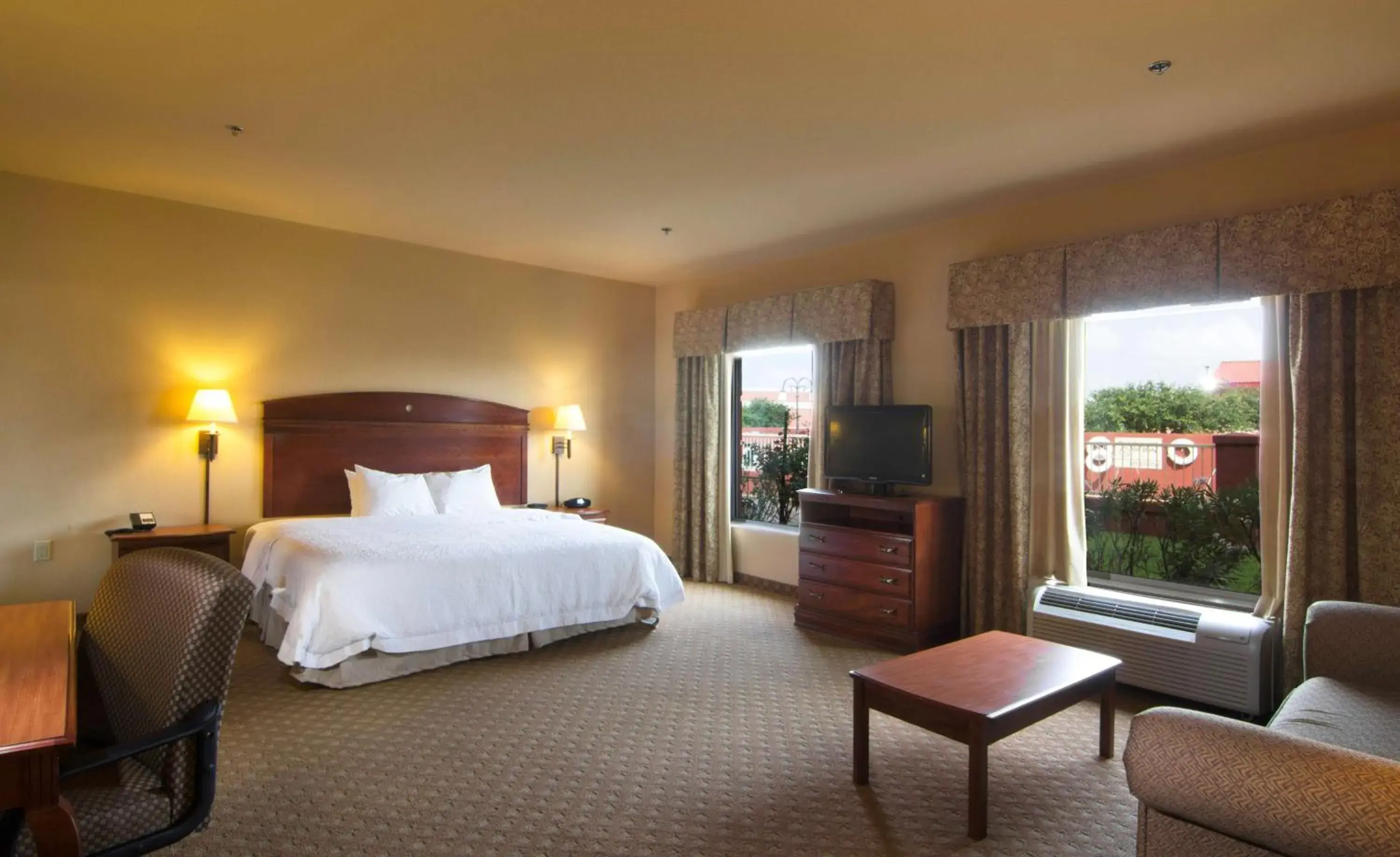 Bed in Hampton Inn and Suites-Brownsville Bed in Hampton Inn and Suites-Brownsville