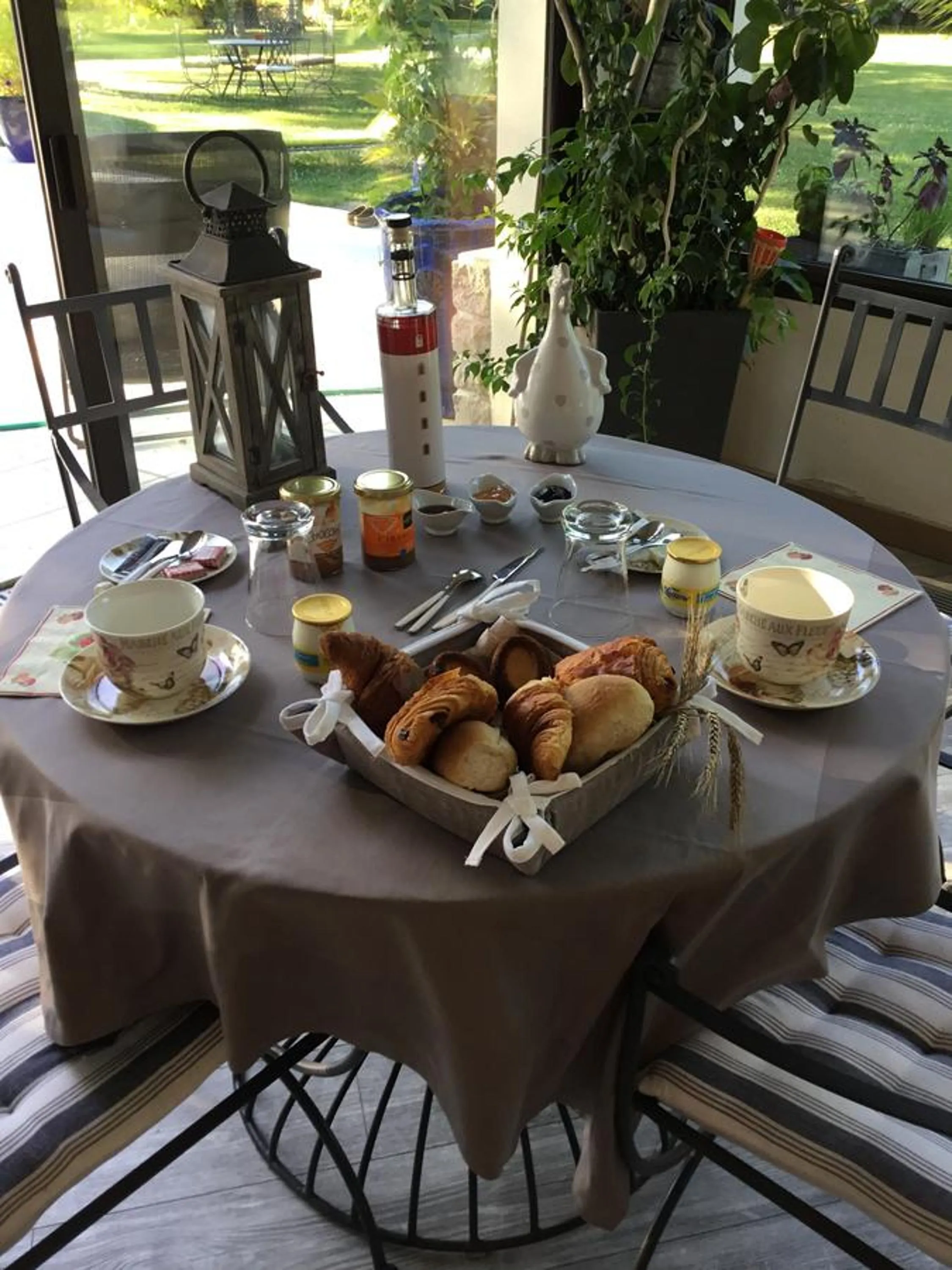 Continental breakfast in La maison de l'Odet