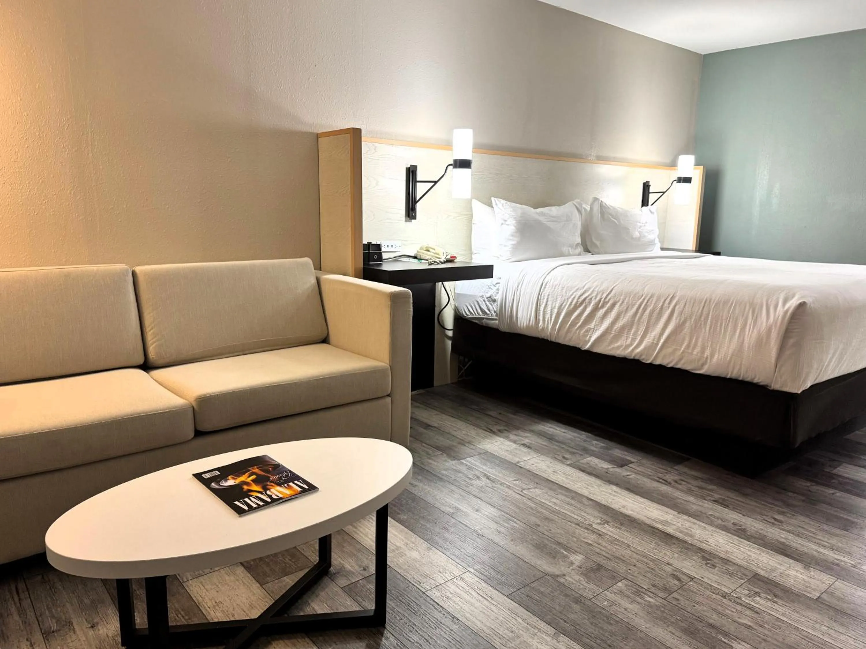 Bedroom, Bed in Wyndham Garden Lake Guntersville