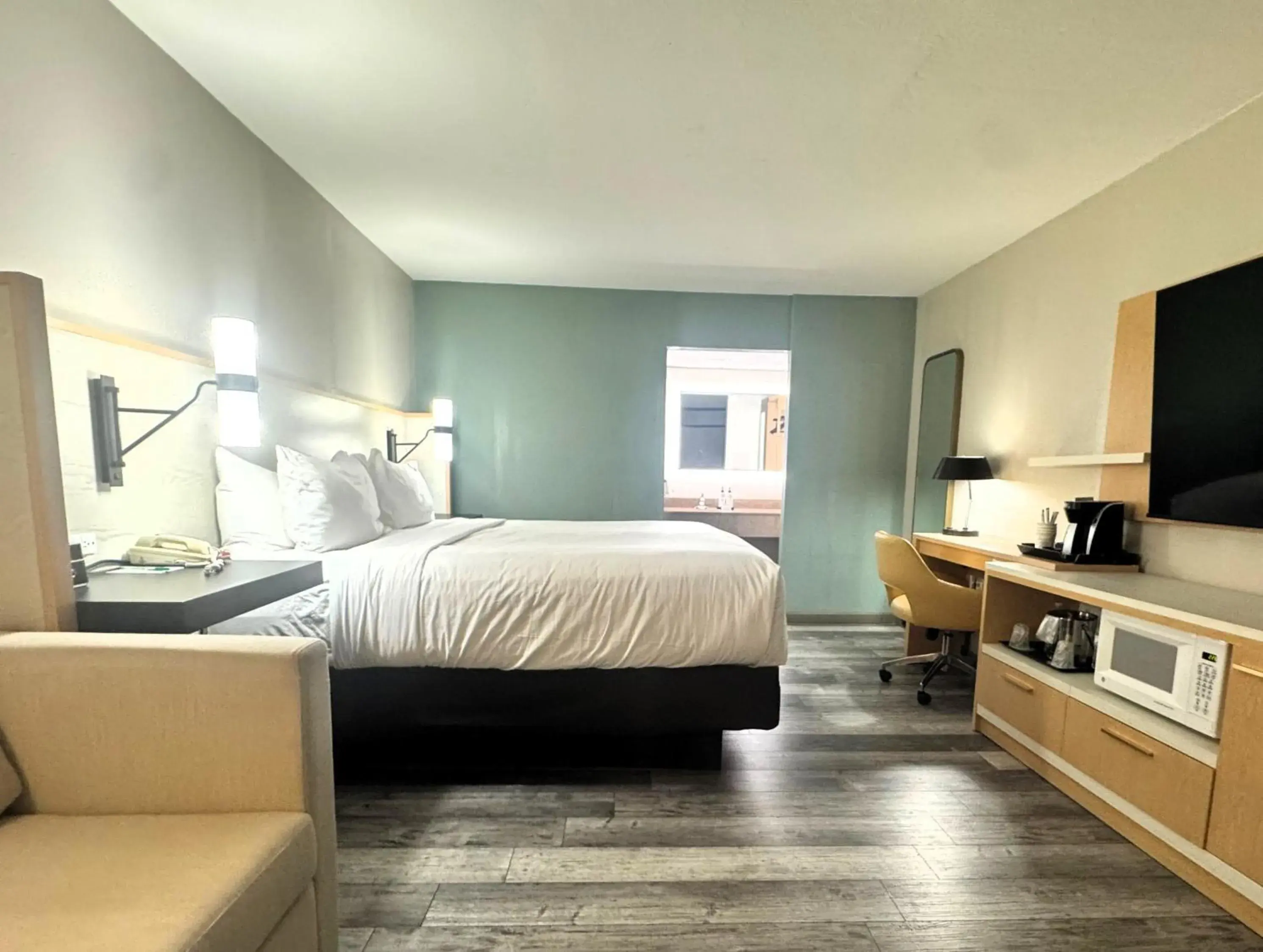 Deluxe King Room - LAKEFRONT in Wyndham Garden Lake Guntersville Deluxe King Room - LAKEFRONT in Wyndham Garden Lake Guntersville