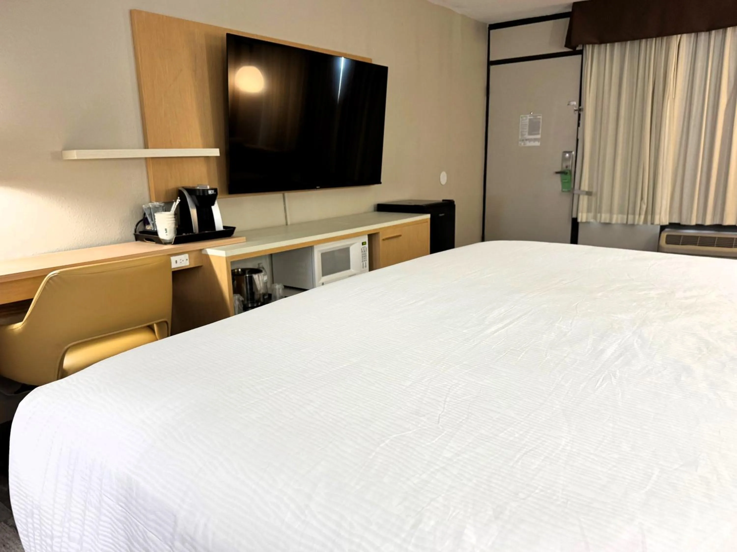 TV and multimedia, Bed in Wyndham Garden Lake Guntersville