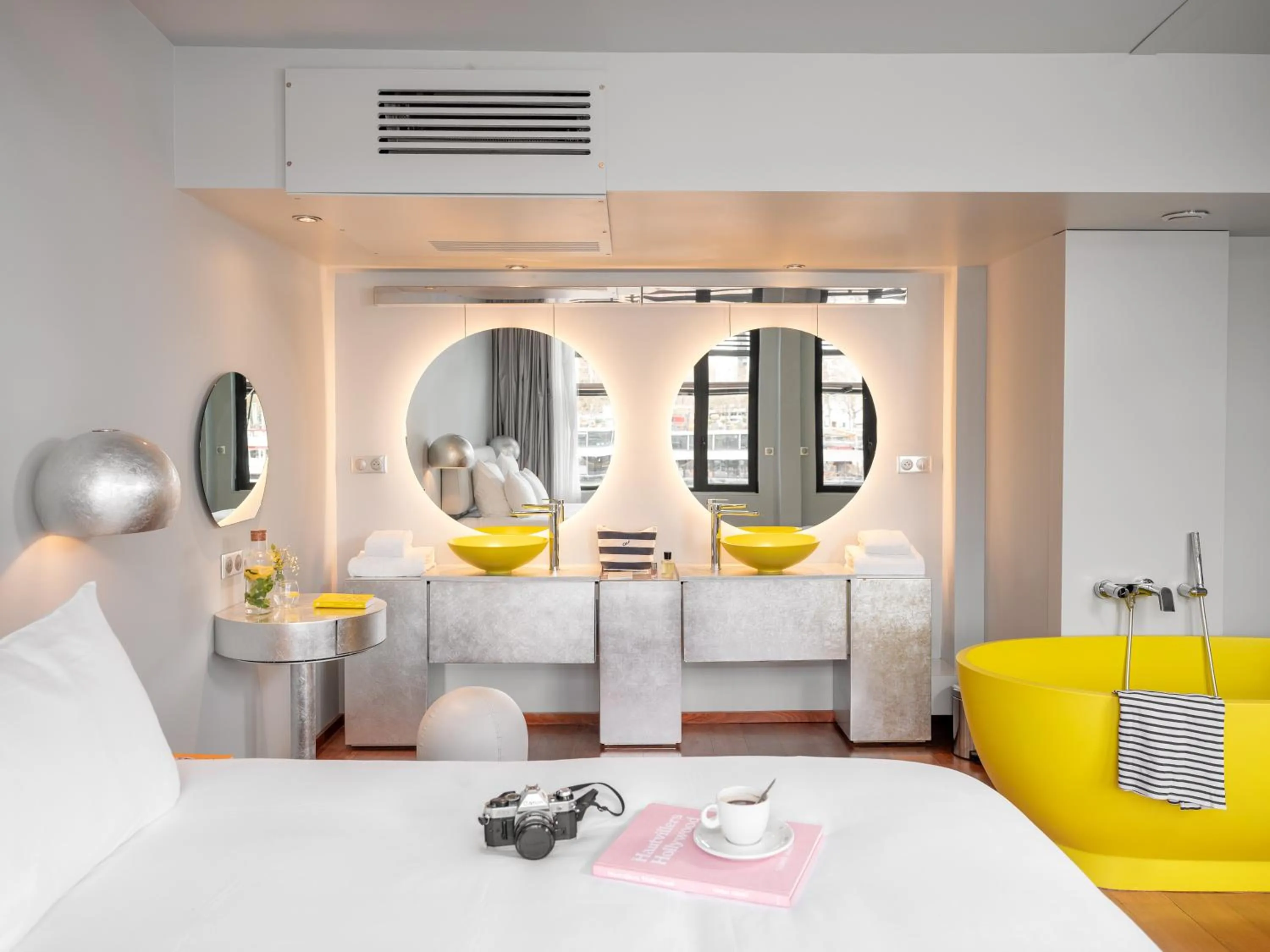 Bathroom, Bed in Hotel OFF Paris Seine