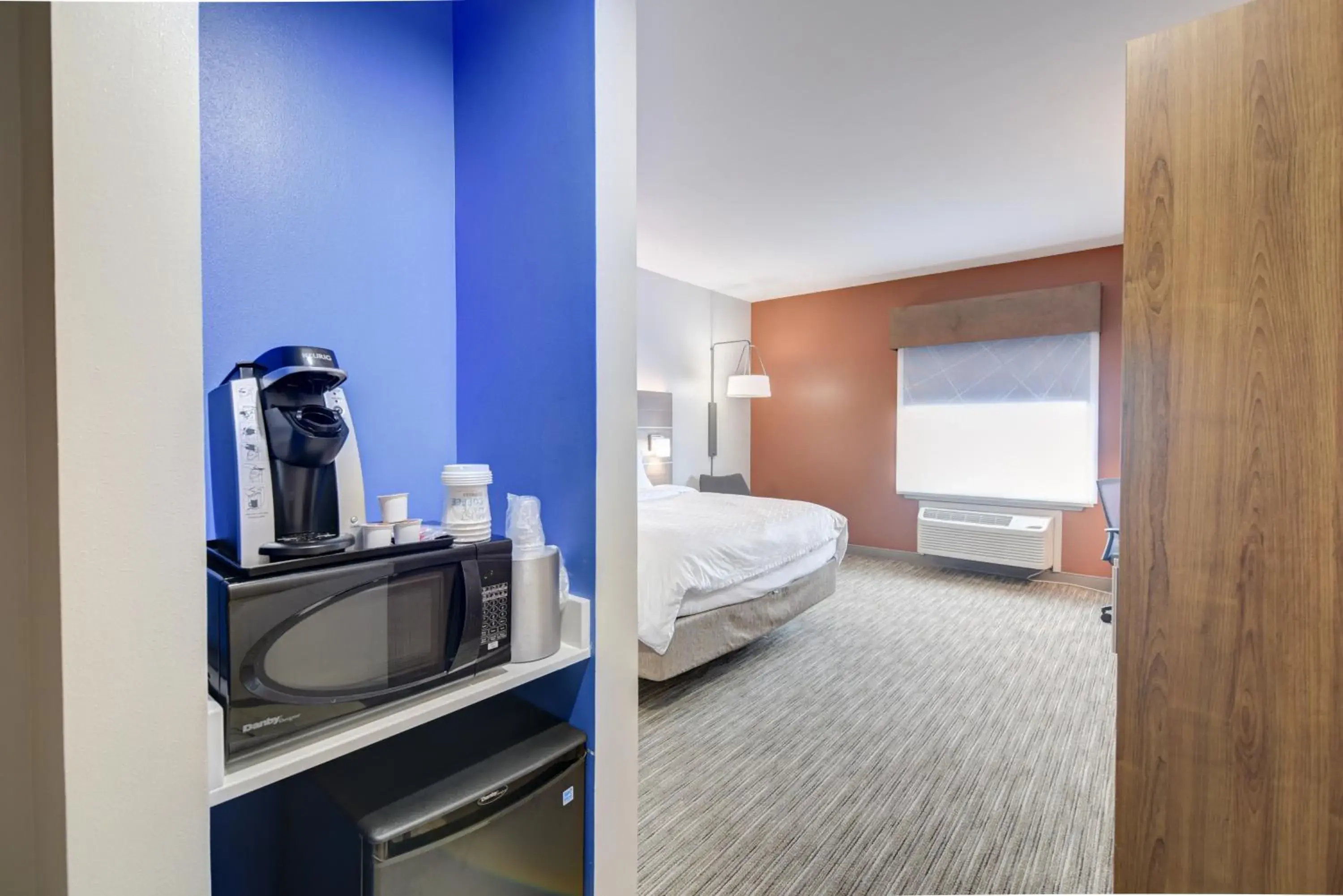 Standard King Room with Accessible Tub - Mobility Access in Holiday Inn Express Hotel & Suites Foley by IHG Standard King Room with Accessible Tub - Mobility Access in Holiday Inn Express Hotel & Suites Foley by IHG