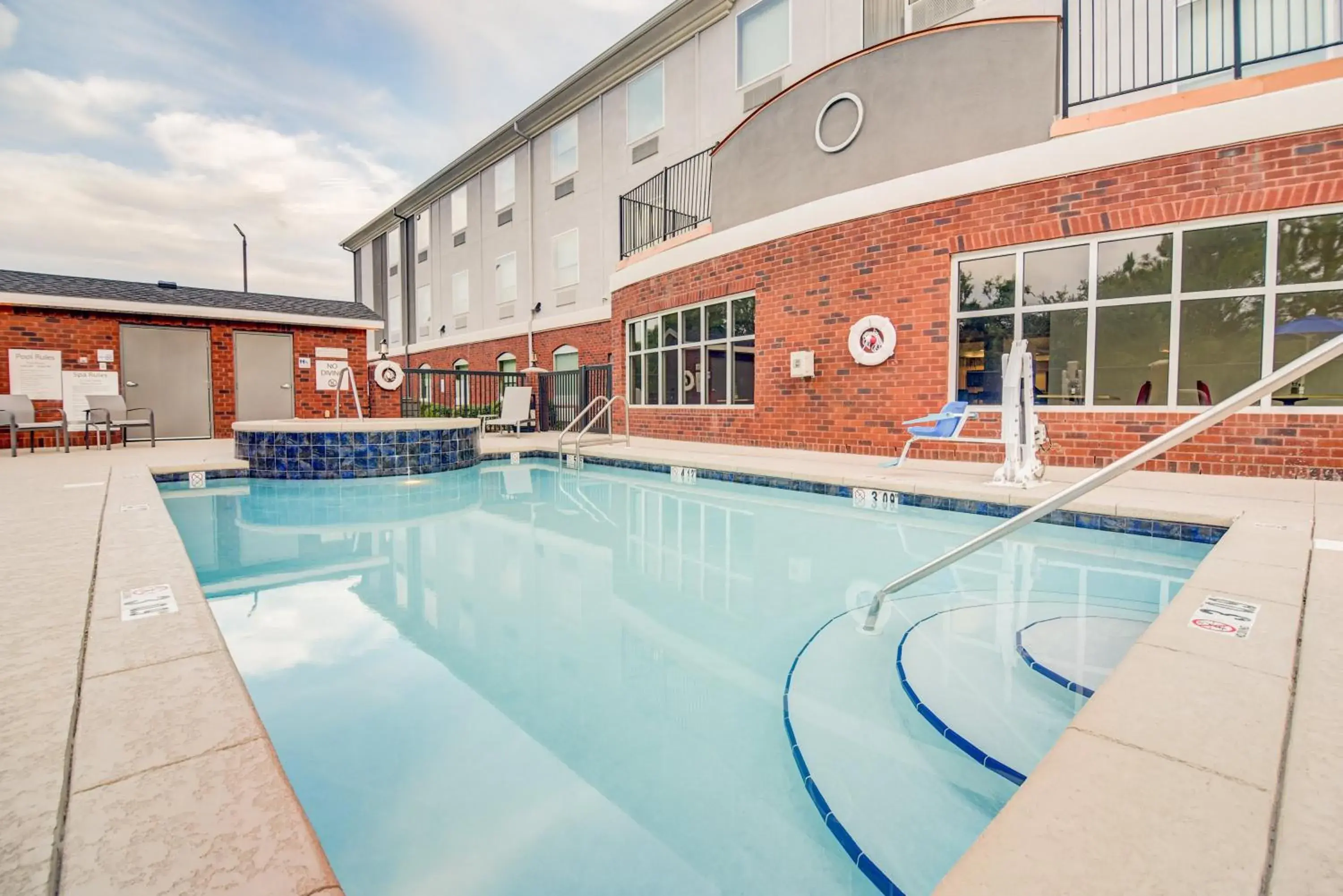 Swimming pool in Holiday Inn Express Hotel & Suites Foley by IHG Swimming pool in Holiday Inn Express Hotel & Suites Foley by IHG