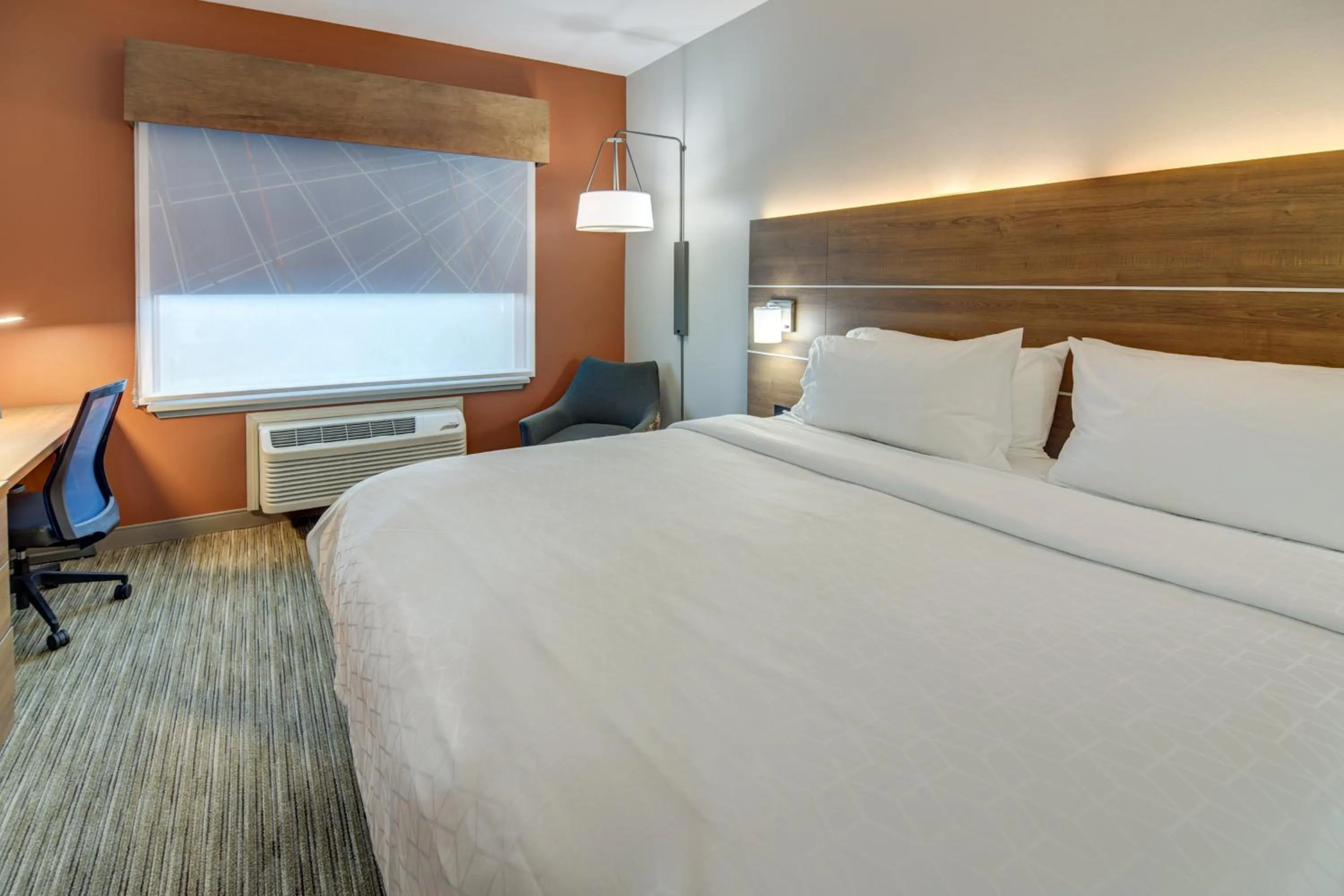 Photo of the whole room, Bed in Holiday Inn Express Hotel & Suites Foley by IHG