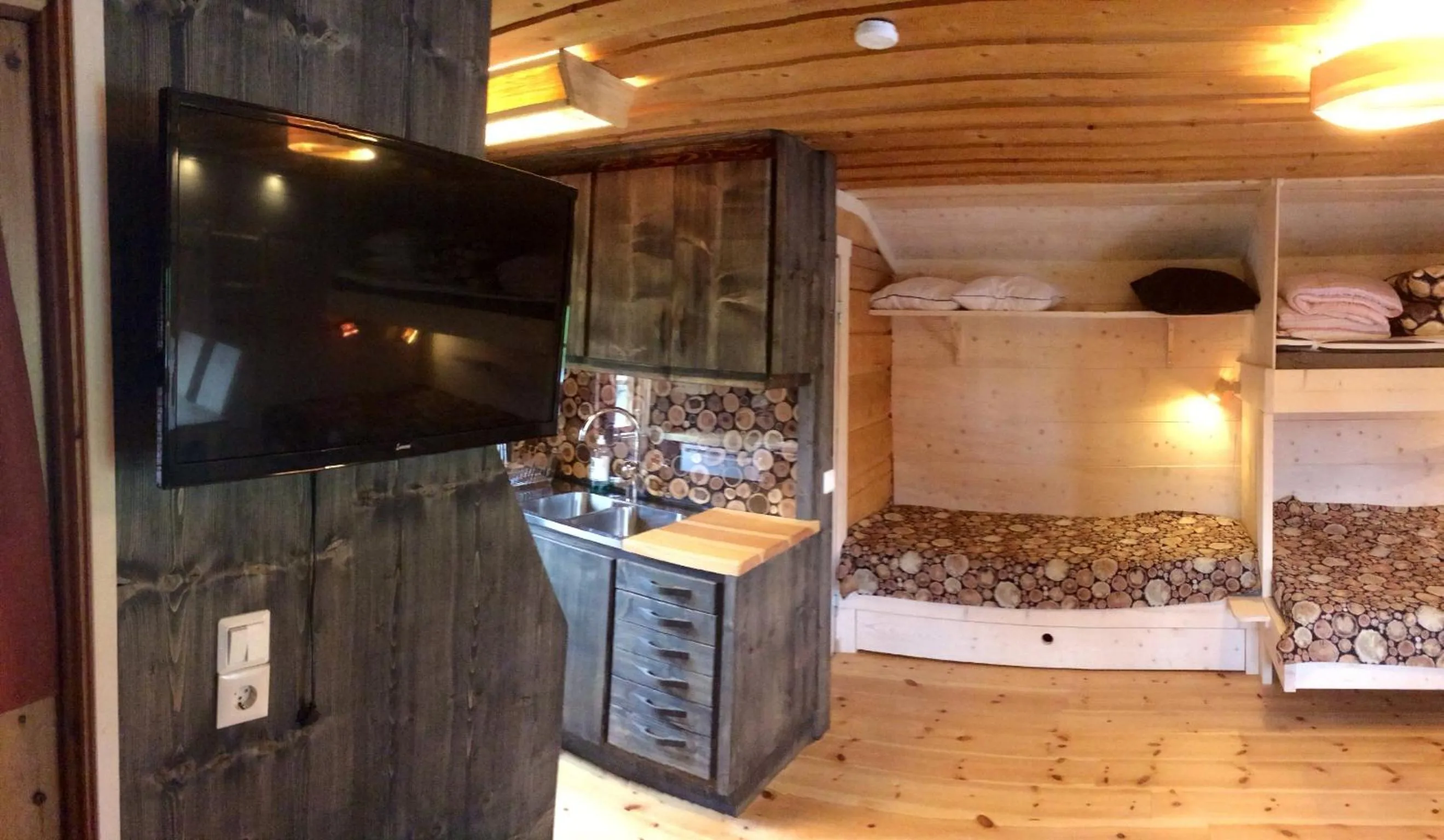 TV and multimedia in STF Hotel & Hostel Persåsen