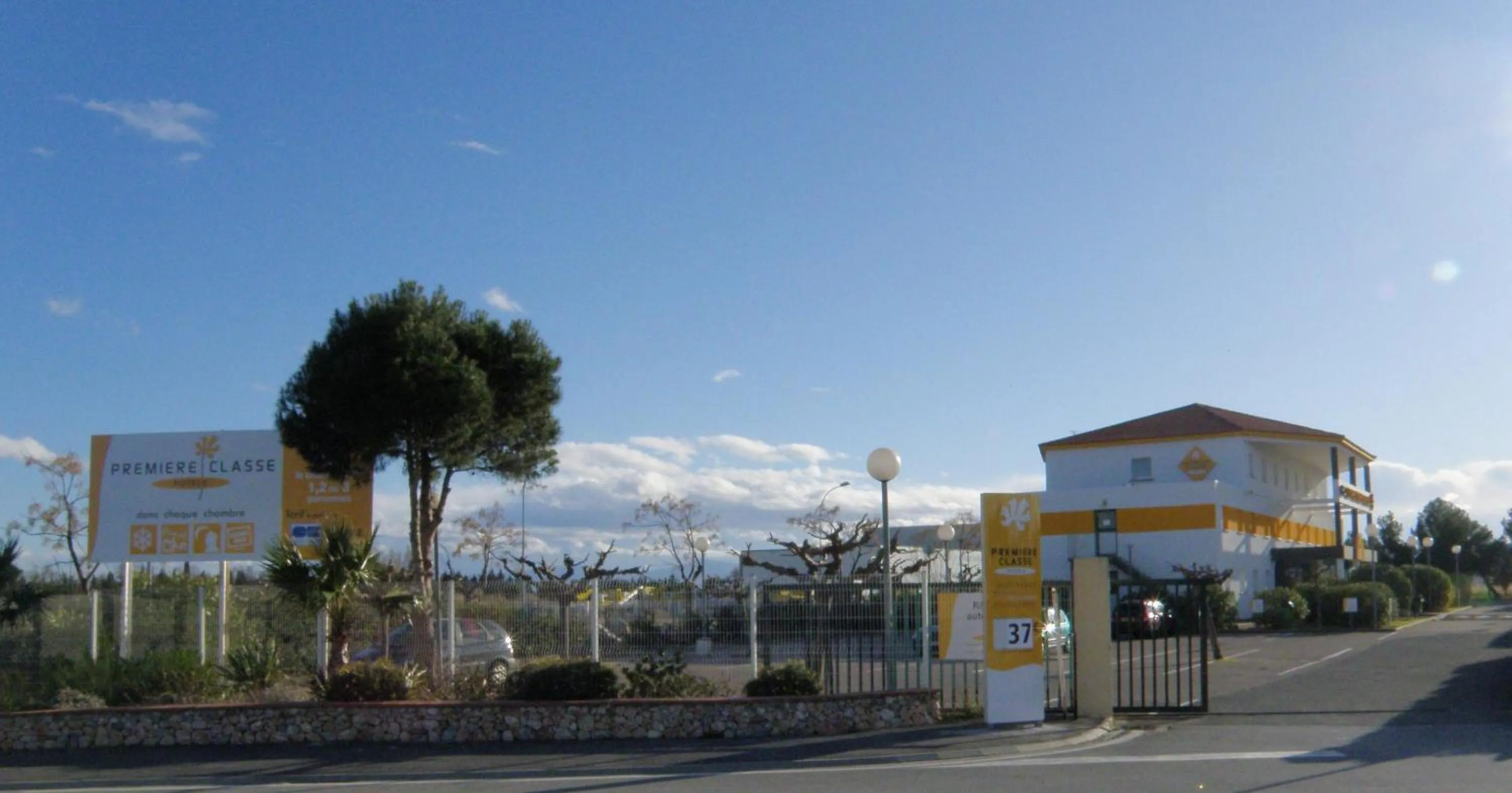 Facade/entrance in Première Classe Perpignan Nord - Aéroport