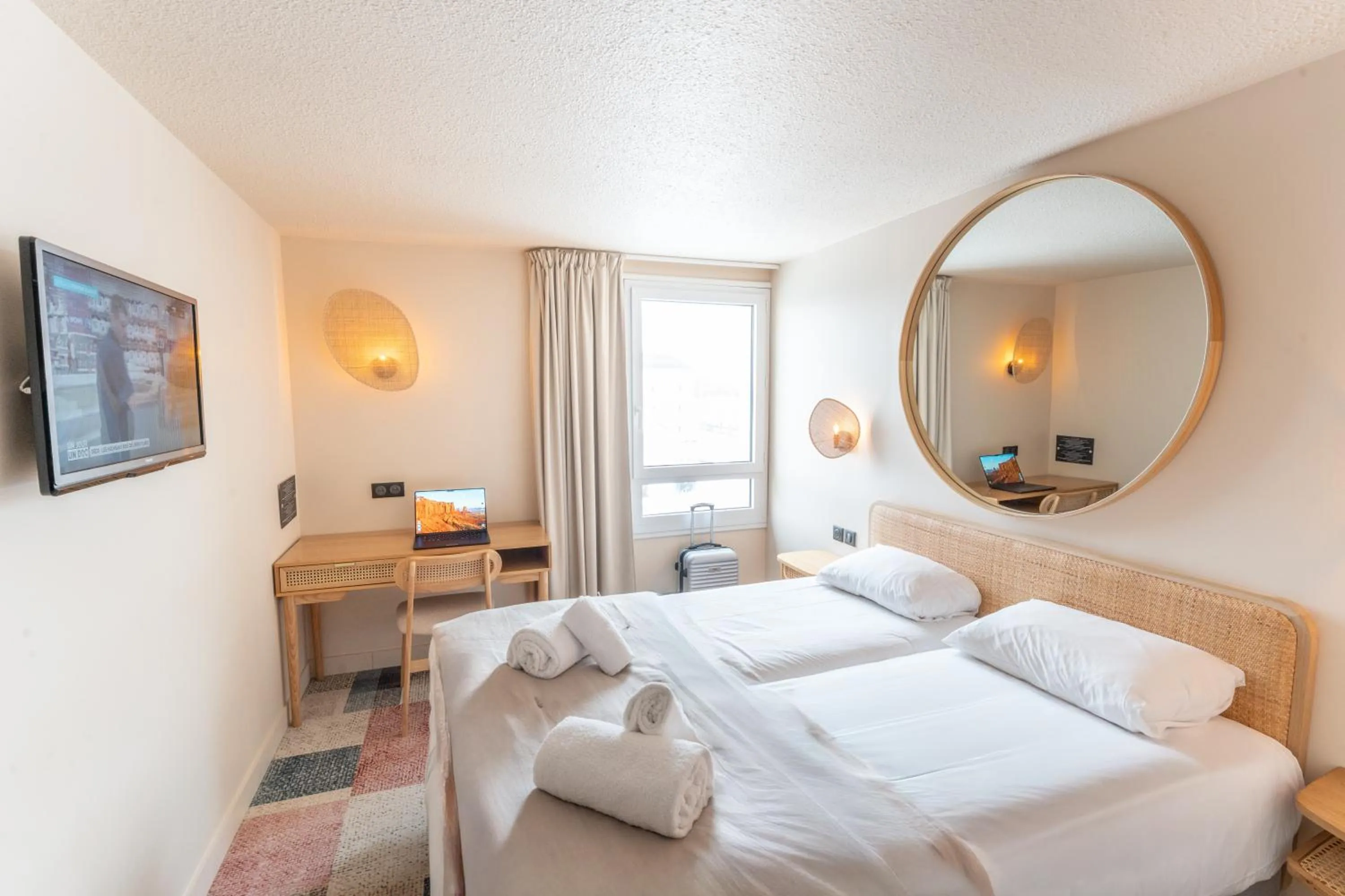 Bedroom, Bed in Hotel Bhoma Troyes